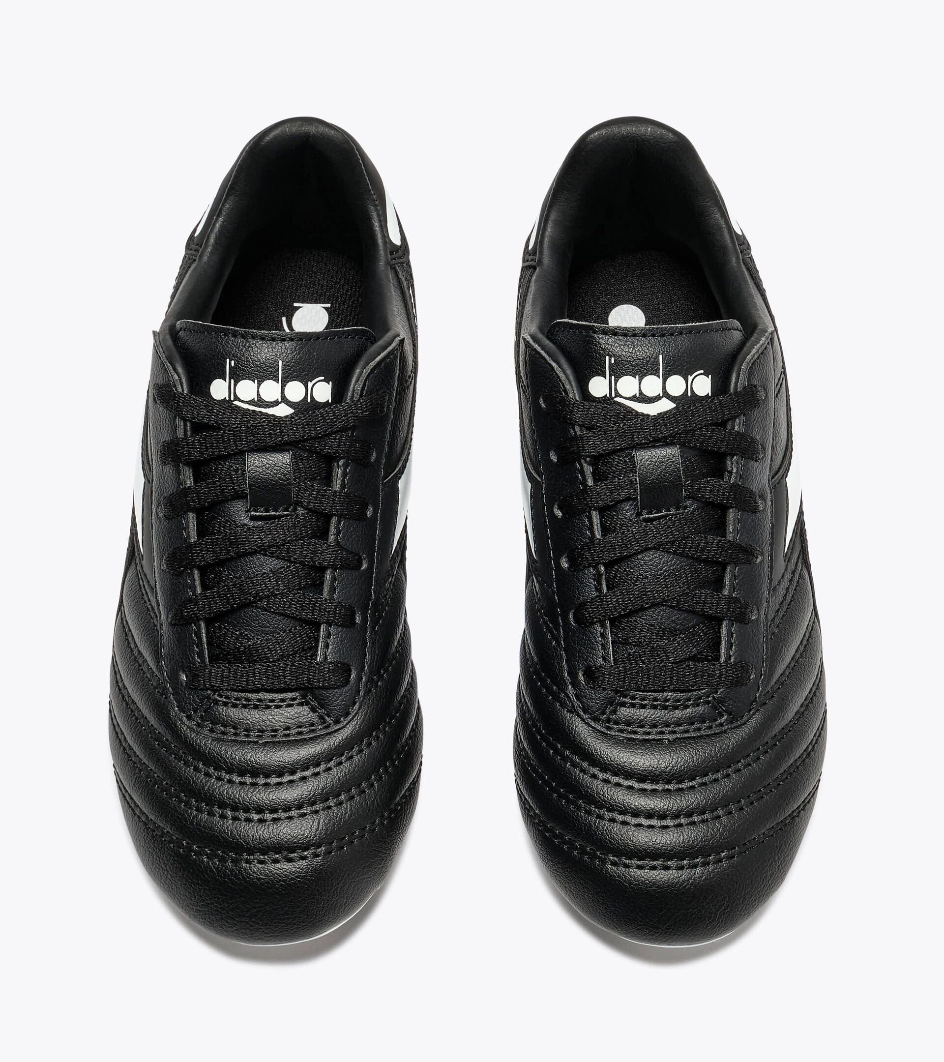 Bota de f&uacute;tbol para superficies compactas - J&uacute;nior
 BRASIL ICON R LPU JR NEGRO/BLANCO - Diadora