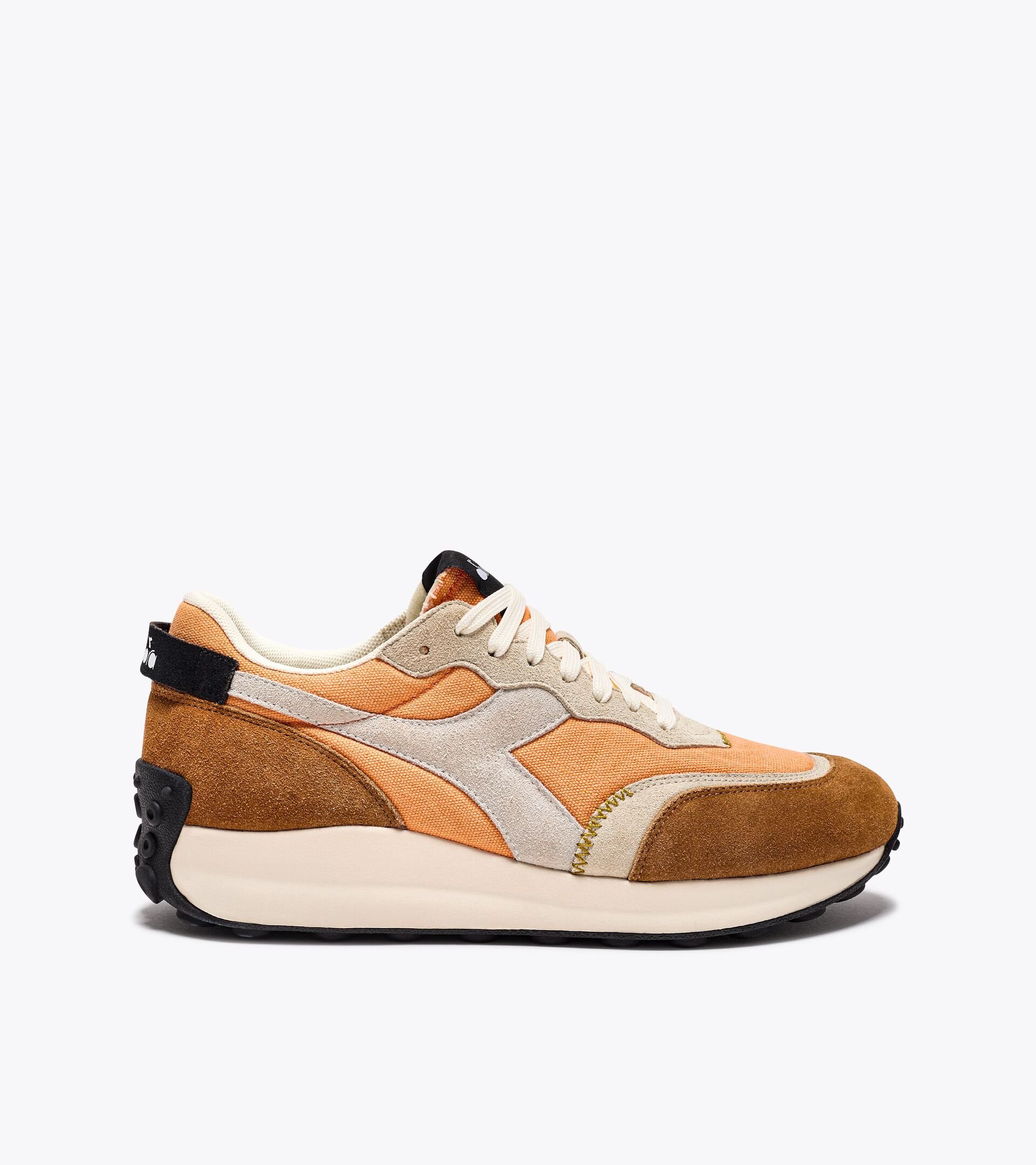 Sporty sneakers - Gender neutral RACE SUEDE SW AUTUMN SUNSET/CATHAY SPICE - Diadora
