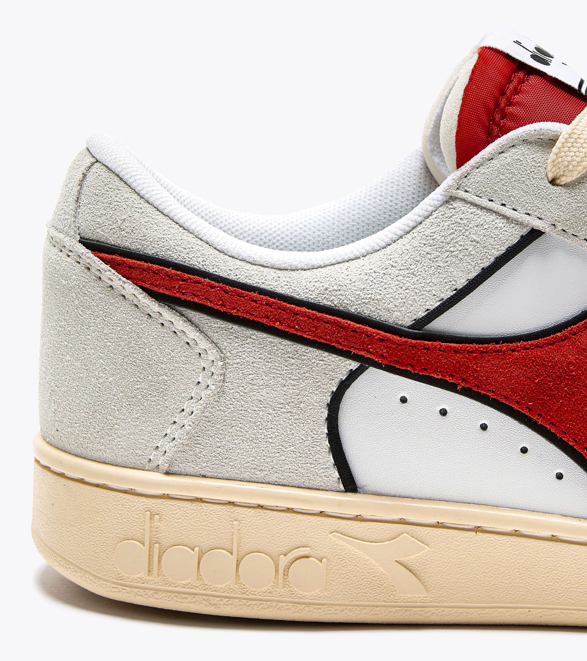Sporty sneakers - Gender neutral MAGIC BASKET LOW SUEDE LEATHER WHITE/FERRARI RED ITALY - Diadora