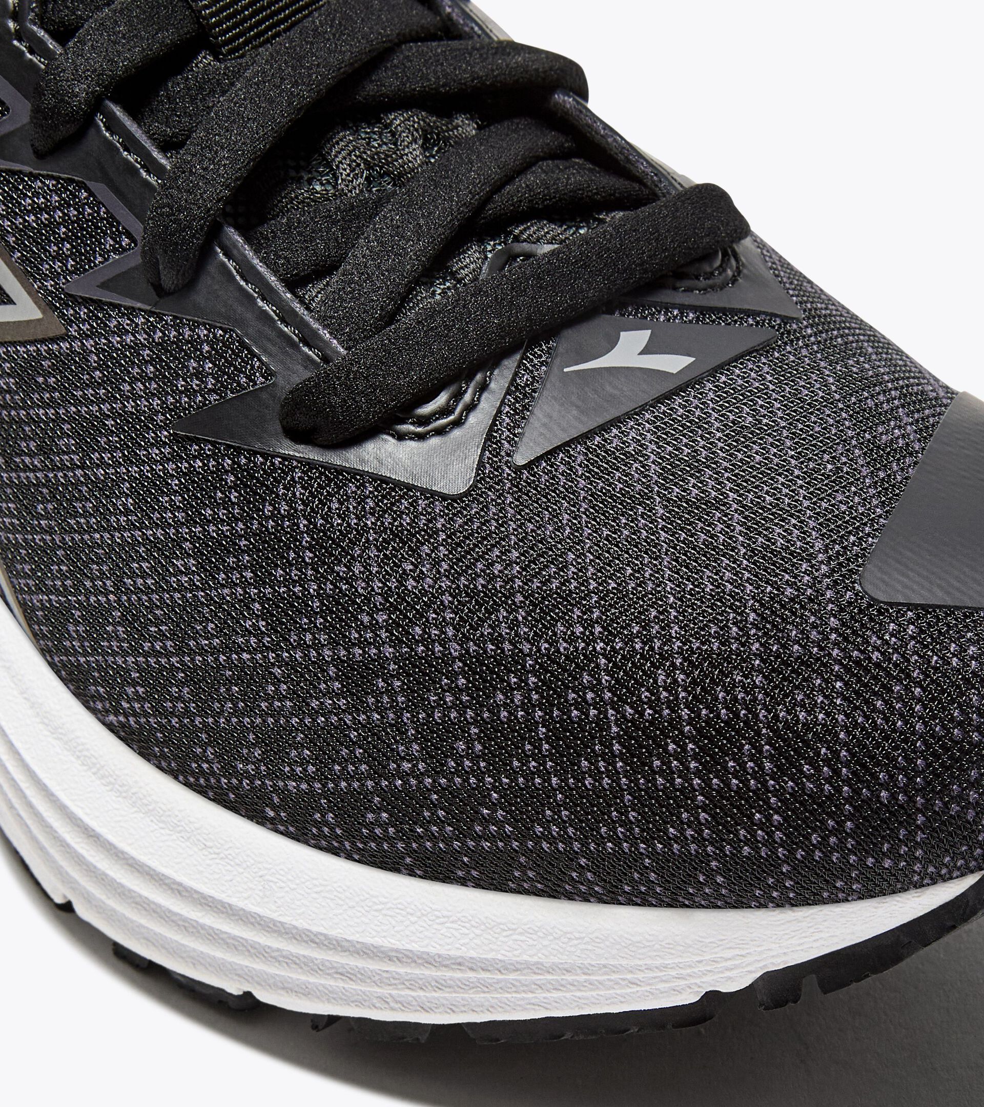 Running shoe with reflective details - Cushioning and protection - Women’s
MYTHOS BLUSHIELD 10 VORTICE HIP W BLACK/WHITE (C7406) - Diadora