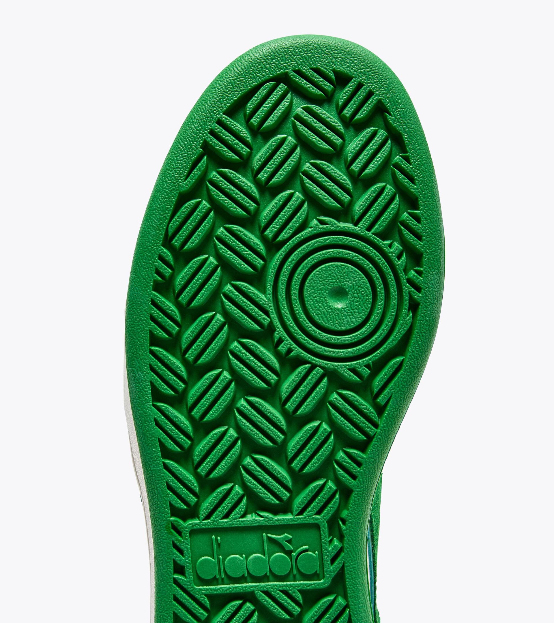 Sporty sneakers - All-Gender MAGIC BASKET LOW SUEDE LEATHER WHITE/ISLAND GREEN - Diadora