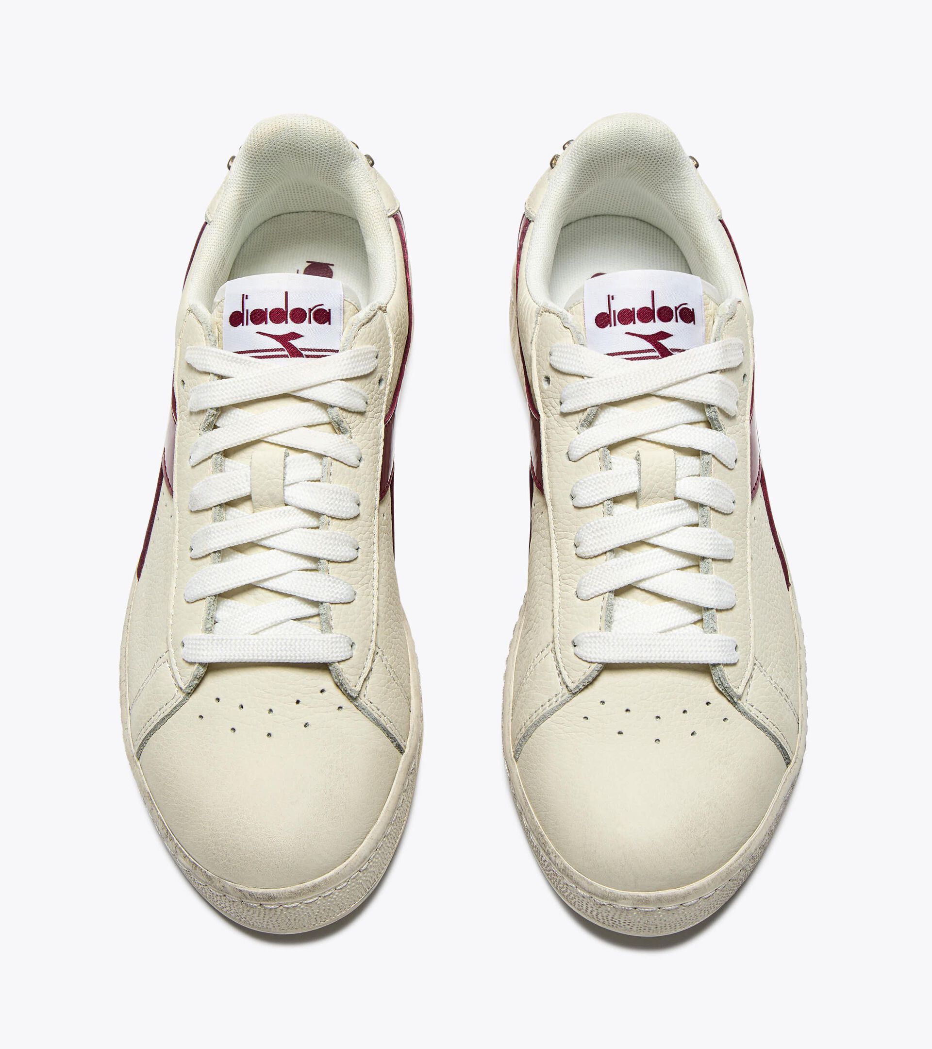 Zapatilla deportiva de piel - Mujer
GAME L LOW WAXED STUDS WN ROJO GRANADA - Diadora