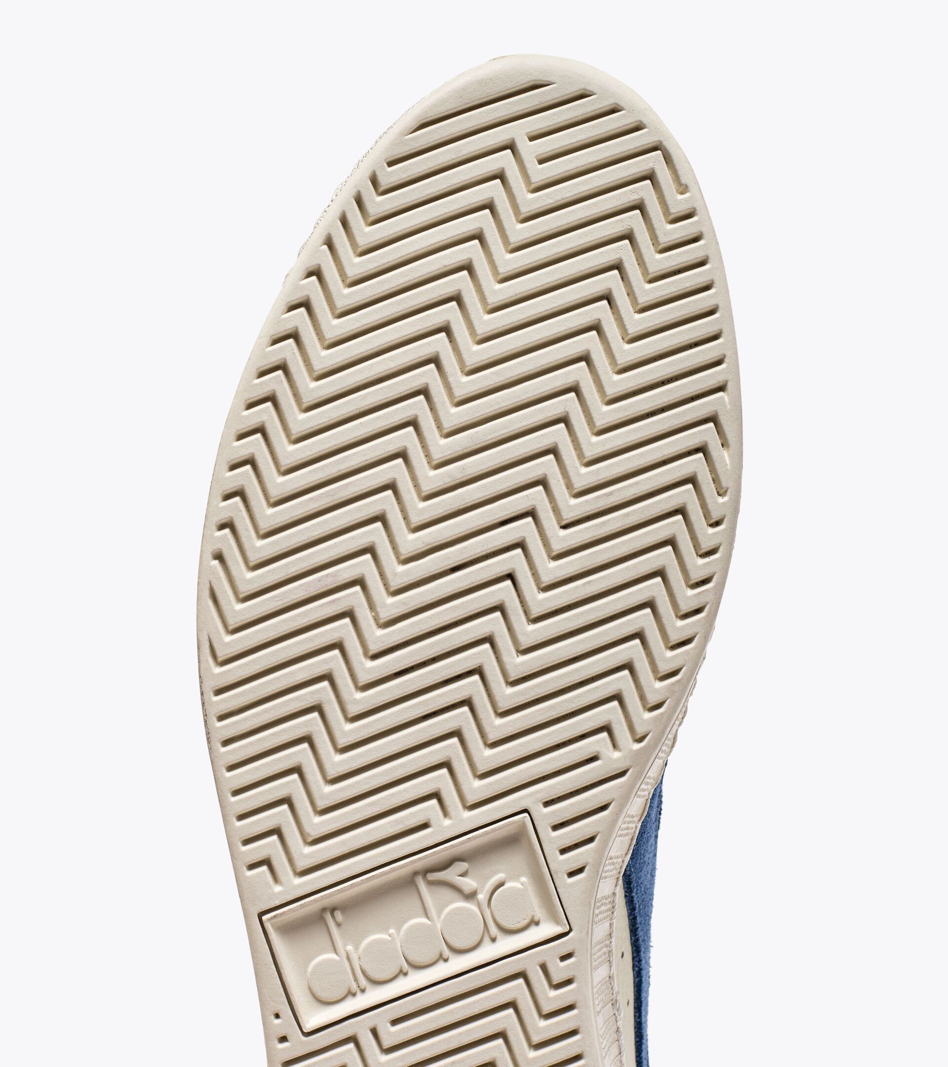 Sporty sneakers - All-Gender GAME L LOW WAXED SUEDE POP WHITE/BLUE BLEACHED DENIM - Diadora