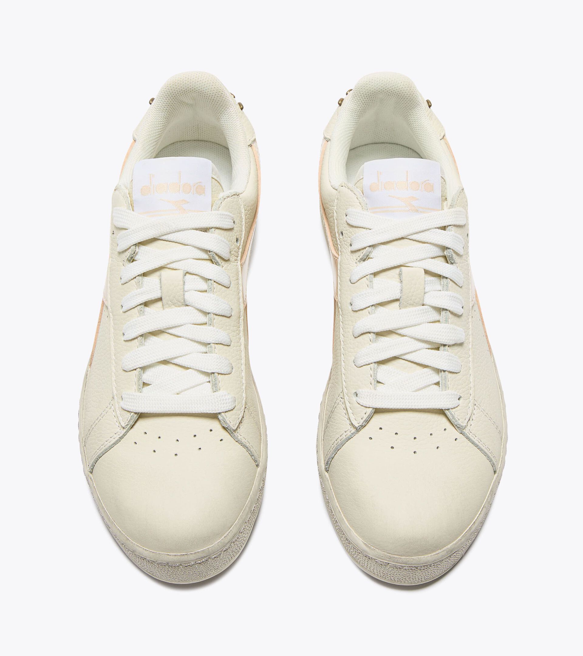 Zapatilla deportiva de piel - Mujer
GAME L LOW WAXED STUDS WN FELICIDAD PURA - Diadora