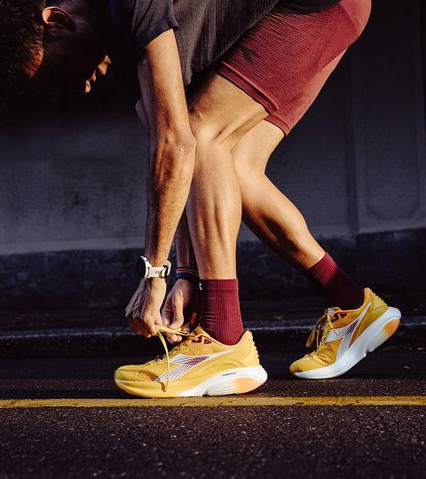 Made in Italy running shoe - Lightness and cushioning - All-Gender ATOMO STAR SPICY MUSTARD/WHITE - Diadora