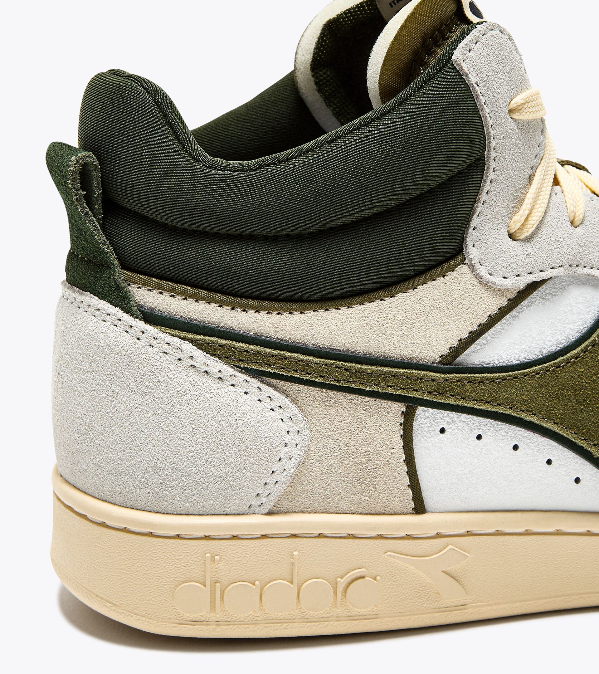 Sporty sneakers - All-Gender MAGIC BASKET DEMI CUT SUEDE LEATHER WHITE/KOMBU GREEN - Diadora