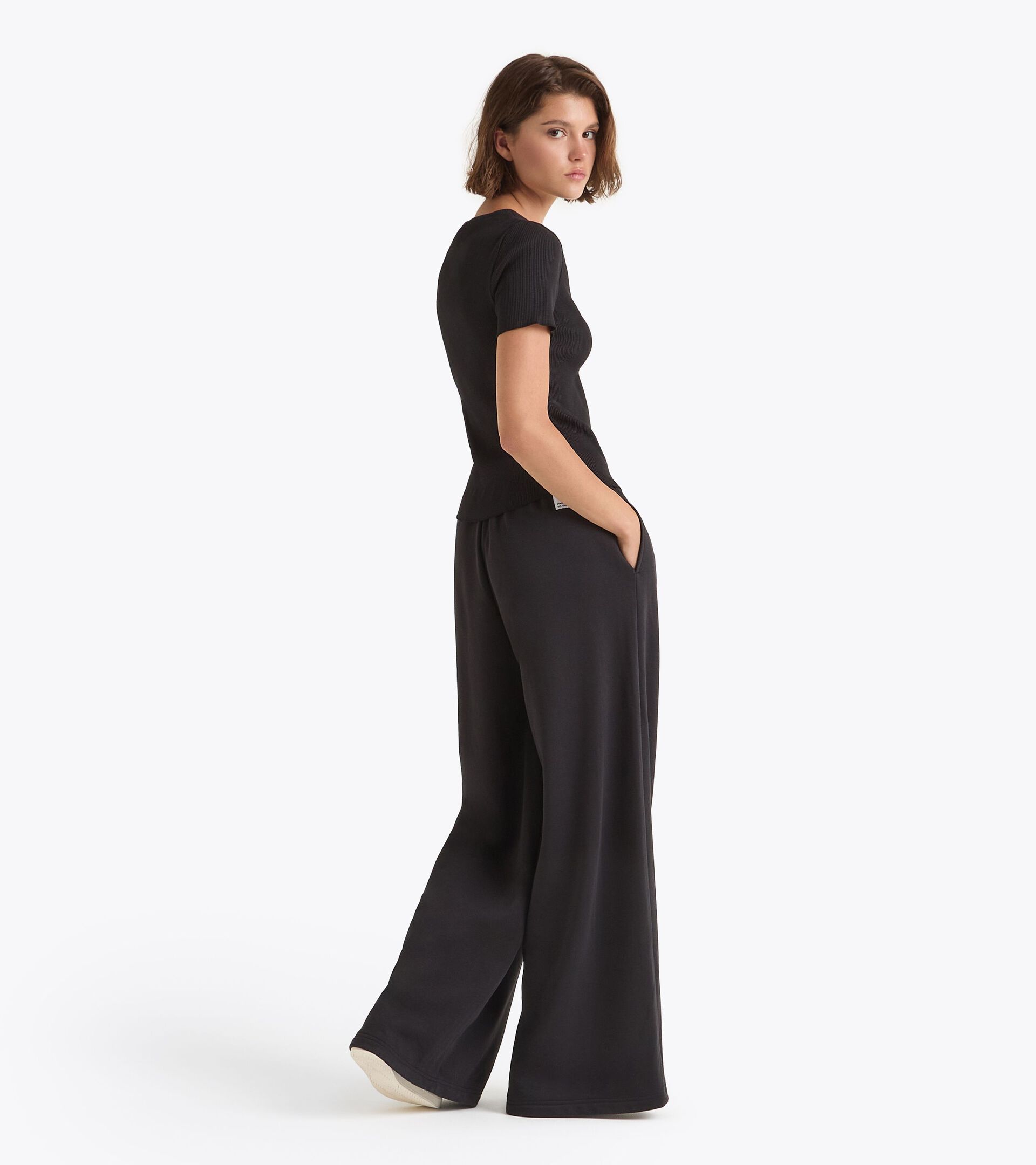Pantalón deportivo con corte holgado - Mujer
 L. PANTS FLARE ATHL. LOGO NEGRO - Diadora