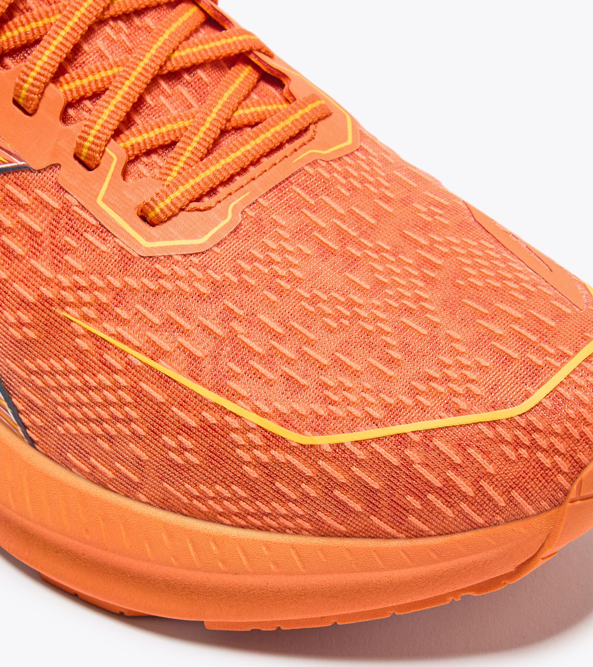 Running shoe - Stability and lightness - Men’s MYTHOS BLUSHIELD VOLO 5 NECTARINE/LEMON CHROME - Diadora