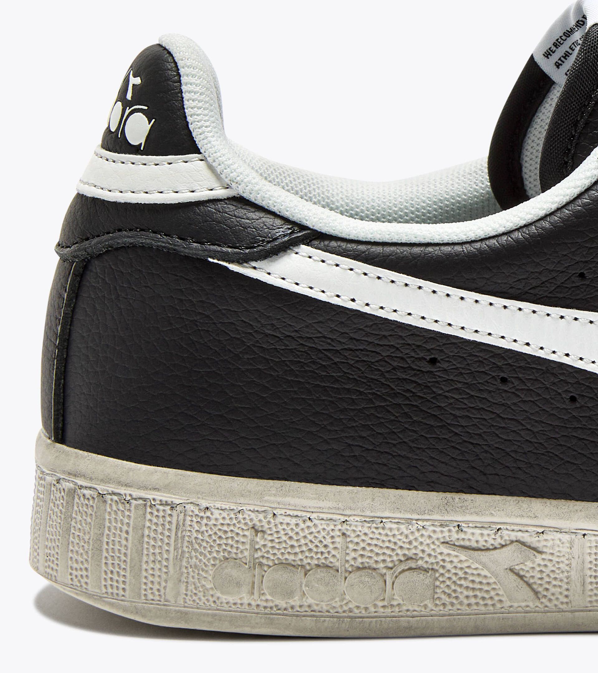 Sporty sneakers - All-Gender GAME L LOW WAXED BLACK - Diadora