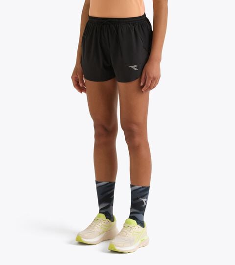Pantalones cortos 2,5&rsquo;&rsquo; con abertura FIBRAZERO  - Running - Mujer
 L. SPLIT SHORT 2.5 SUPER LIGHT FIBRAZERO NEGRO - Diadora