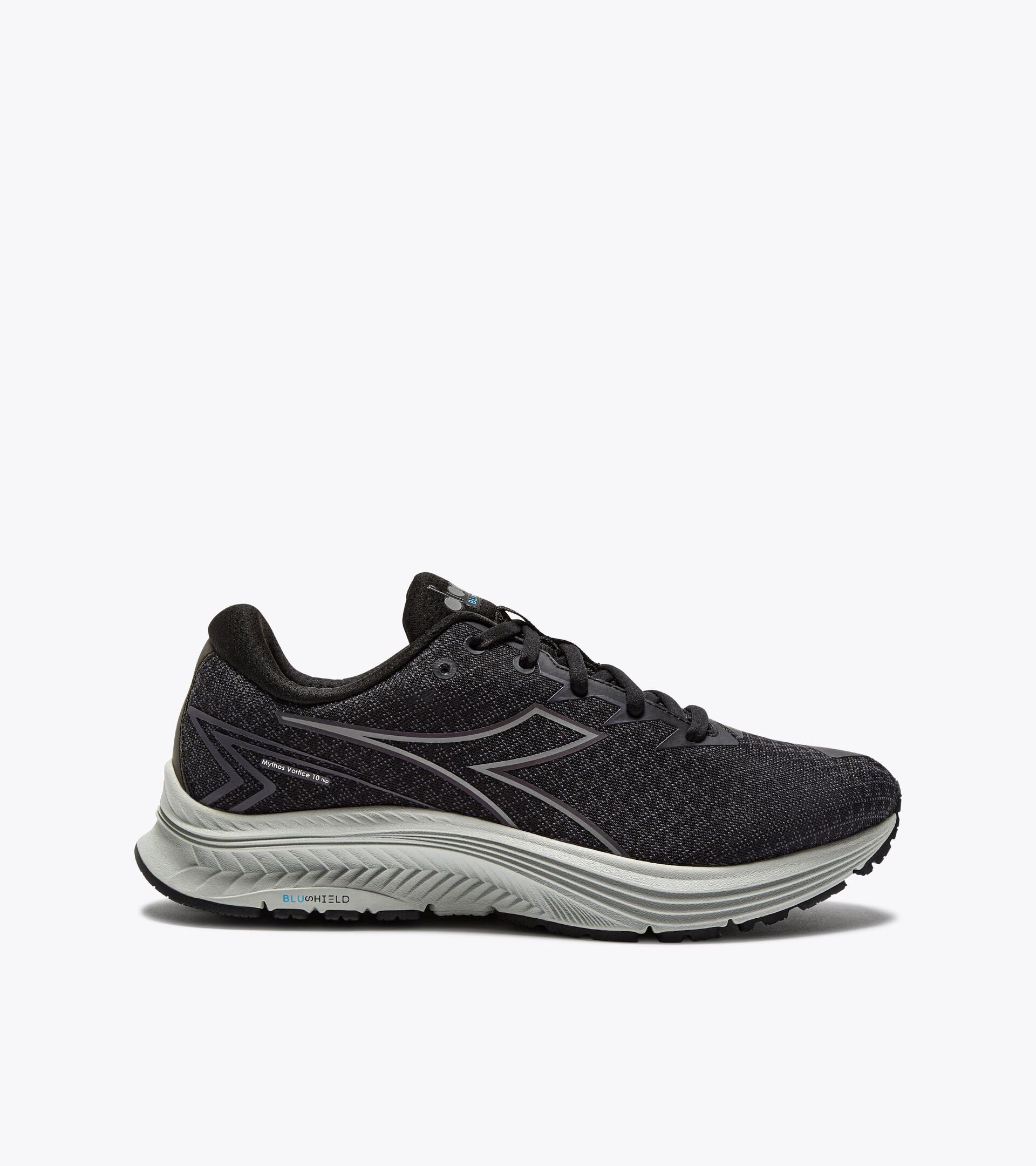 Running shoe with reflective details - Cushioning and protection - Men’s
MYTHOS BLUSHIELD 10 VORTICE HIP BLACK/SILVER - Diadora