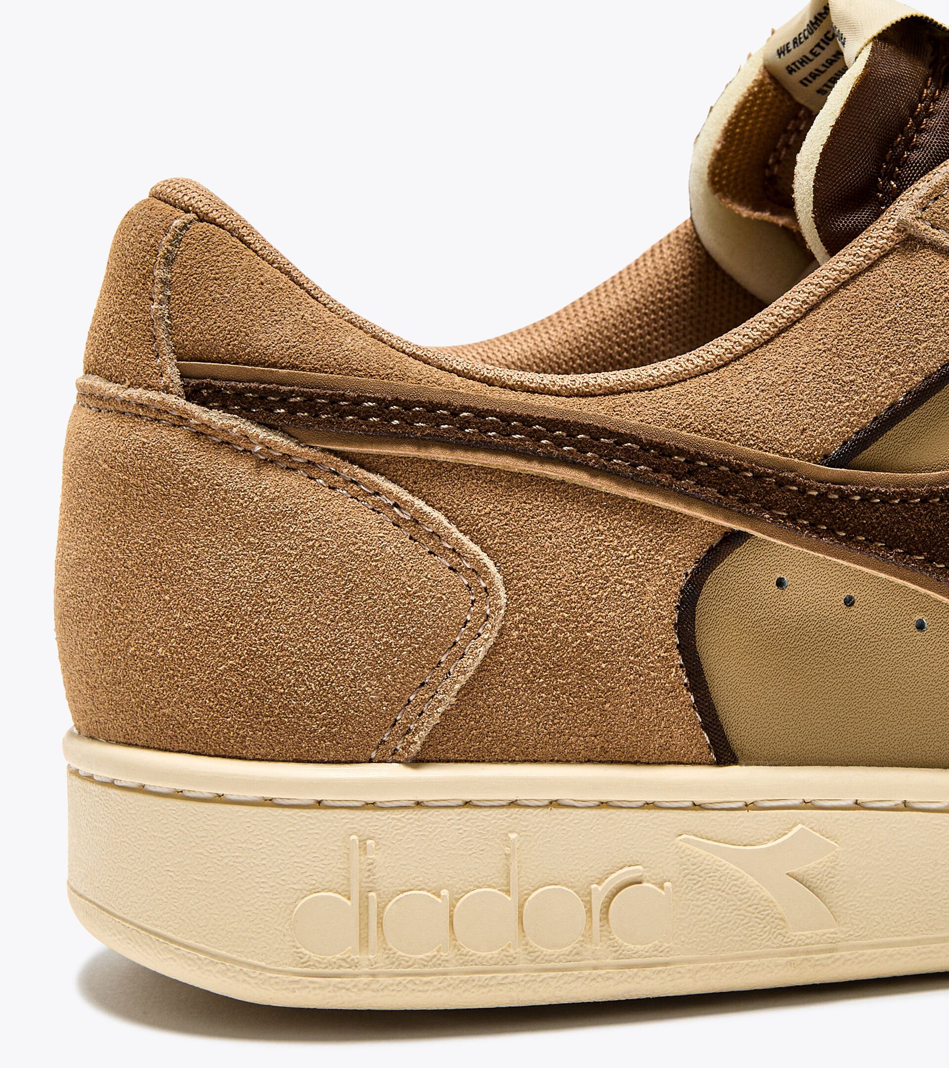 Sporty sneakers - All-Gender MAGIC BASKET LOW SUEDE LEATHER BEIGE CROISSANT - Diadora