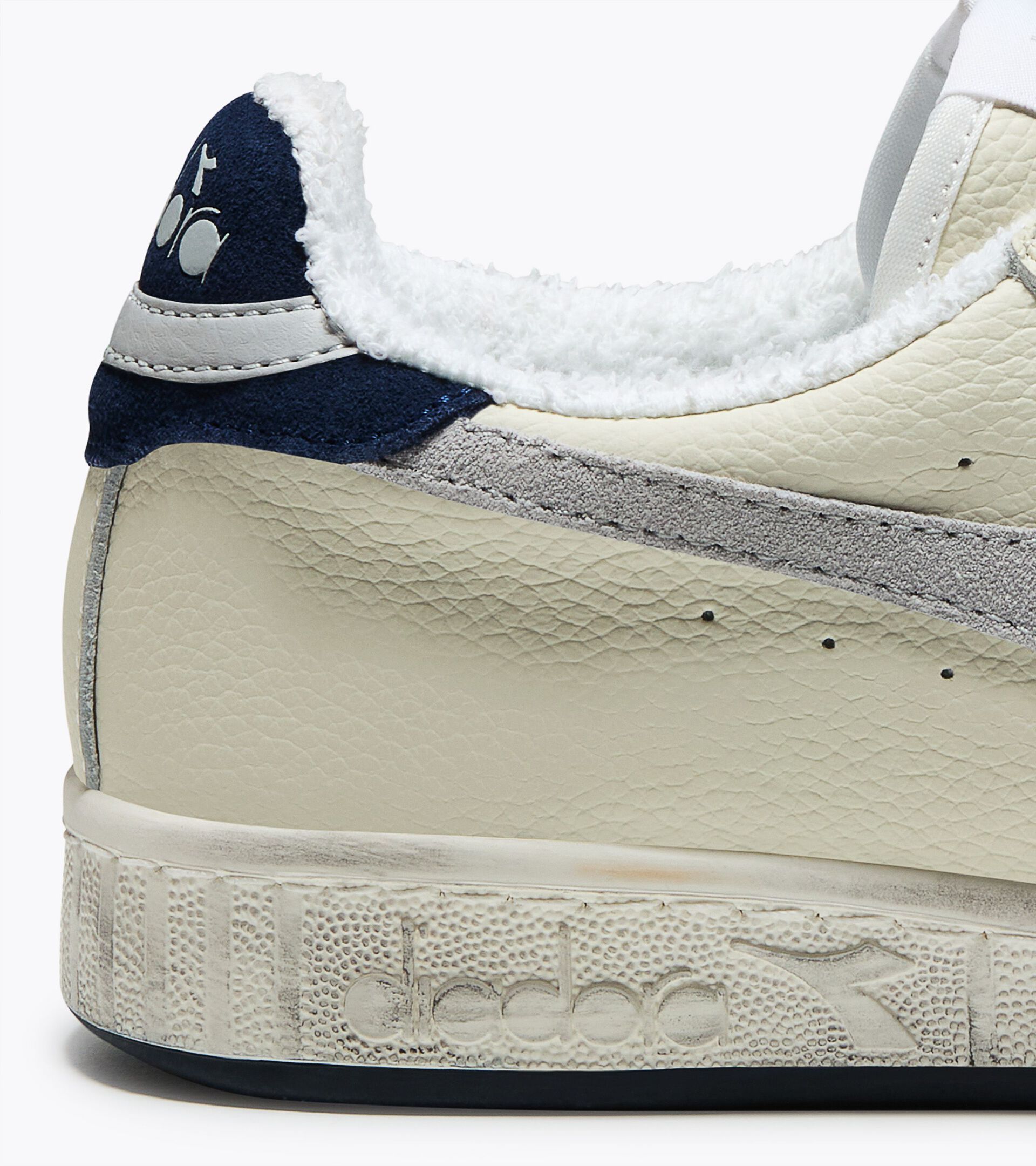 Sneakers - For every gender GAME LOW SUEDE TOWEL WHITE/GRAY - Diadora