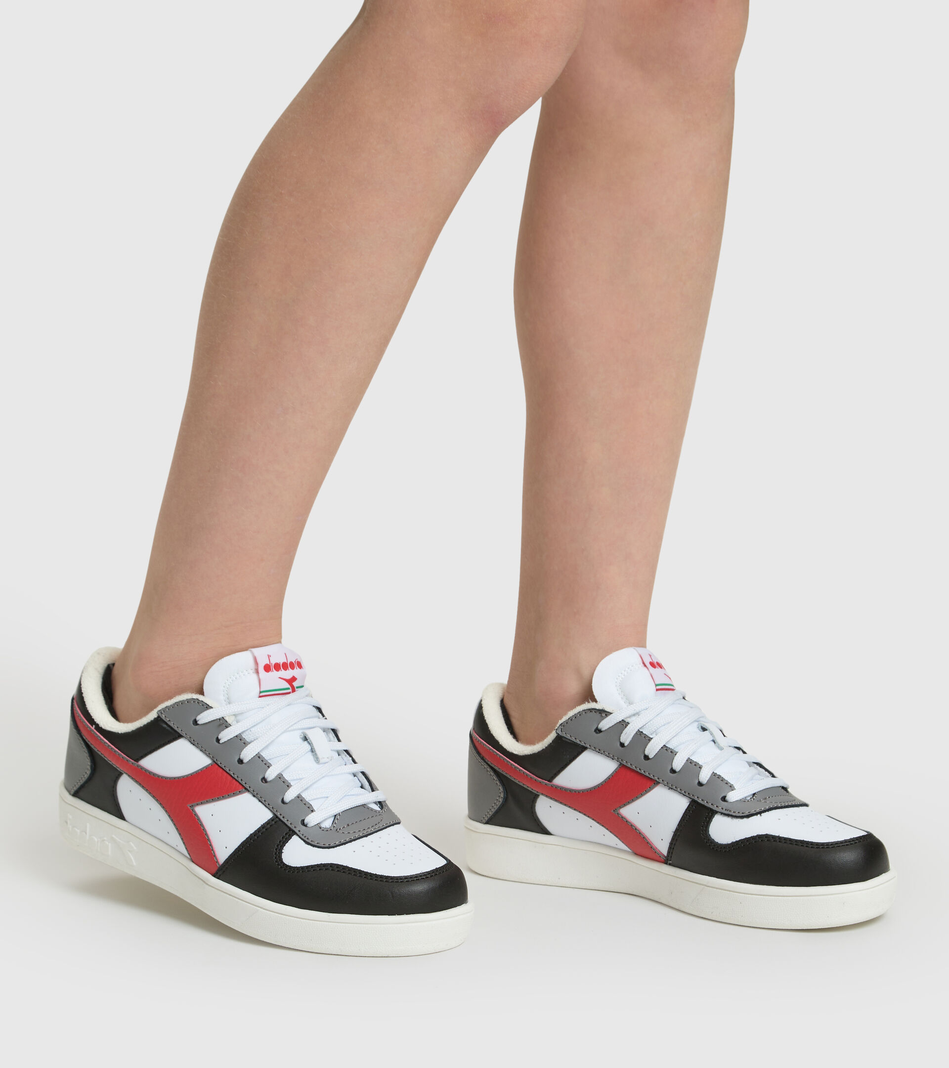 Junior sports shoes - Boys MAGIC BASKET LOW GS WHITE/BLACK/AURORA RED - Diadora