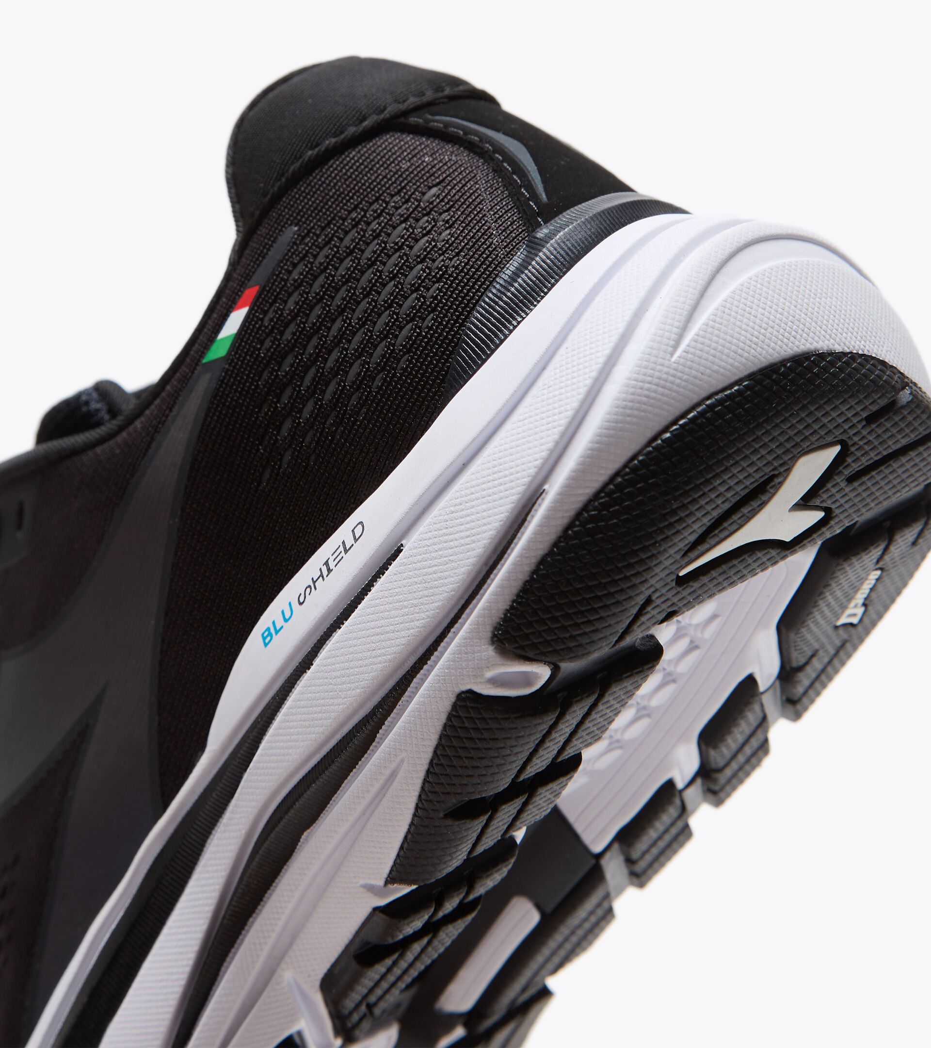 Running shoes - Men MYTHOS BLUSHIELD 7 VORTICE HIP W BLACK/WHITE (C7406) - Diadora