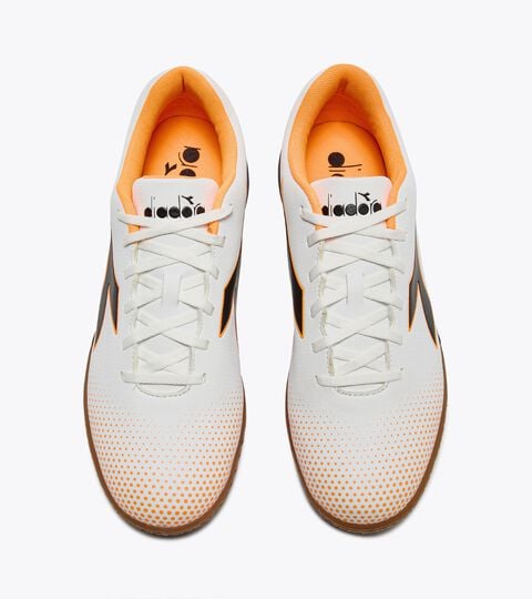 PICHICHI 7 IDR, WHITE/BLACK/ORANGE FLUO Indoor court calcio boots - Men’s
PICHICHI 7 IDR WHITE/BLACK/ORANGE FLUO - Diadora