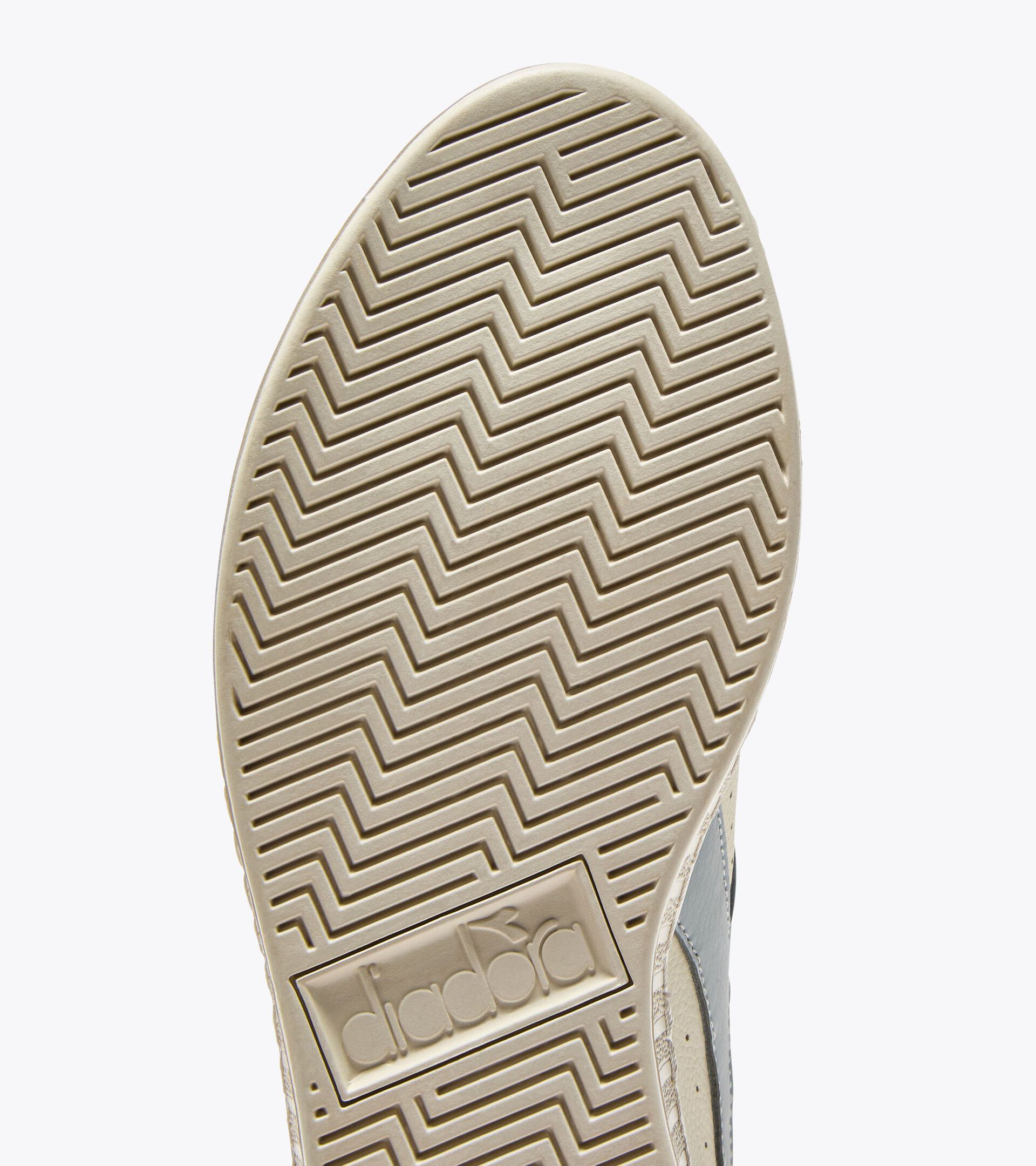 Sporty sneakers - All-Gender GAME L LOW WAXED WHITE/HIGH RISE - Diadora