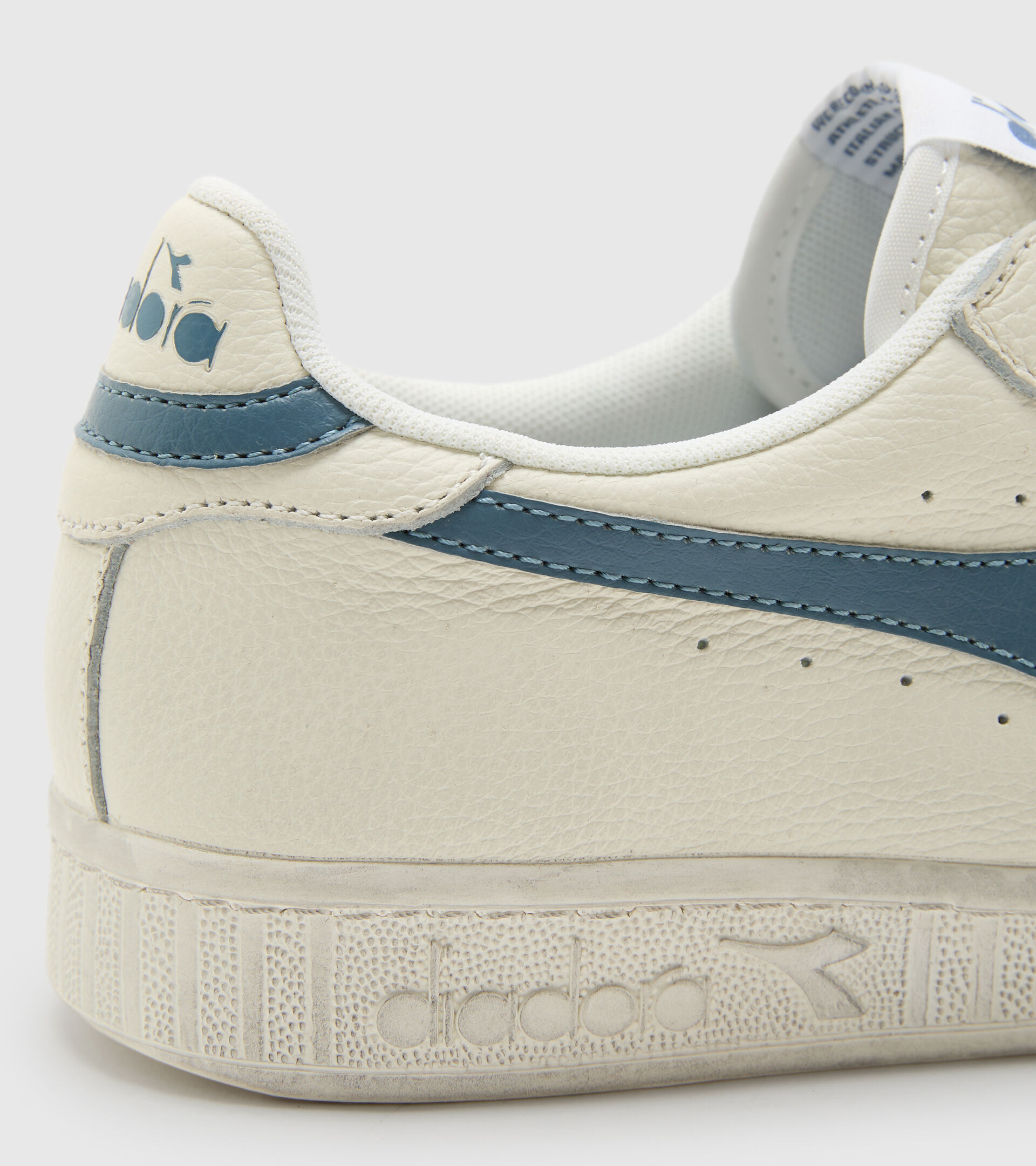 Sporty sneakers - Unisex GAME L LOW WAXED WHITE/BLUE MIRAGE - Diadora