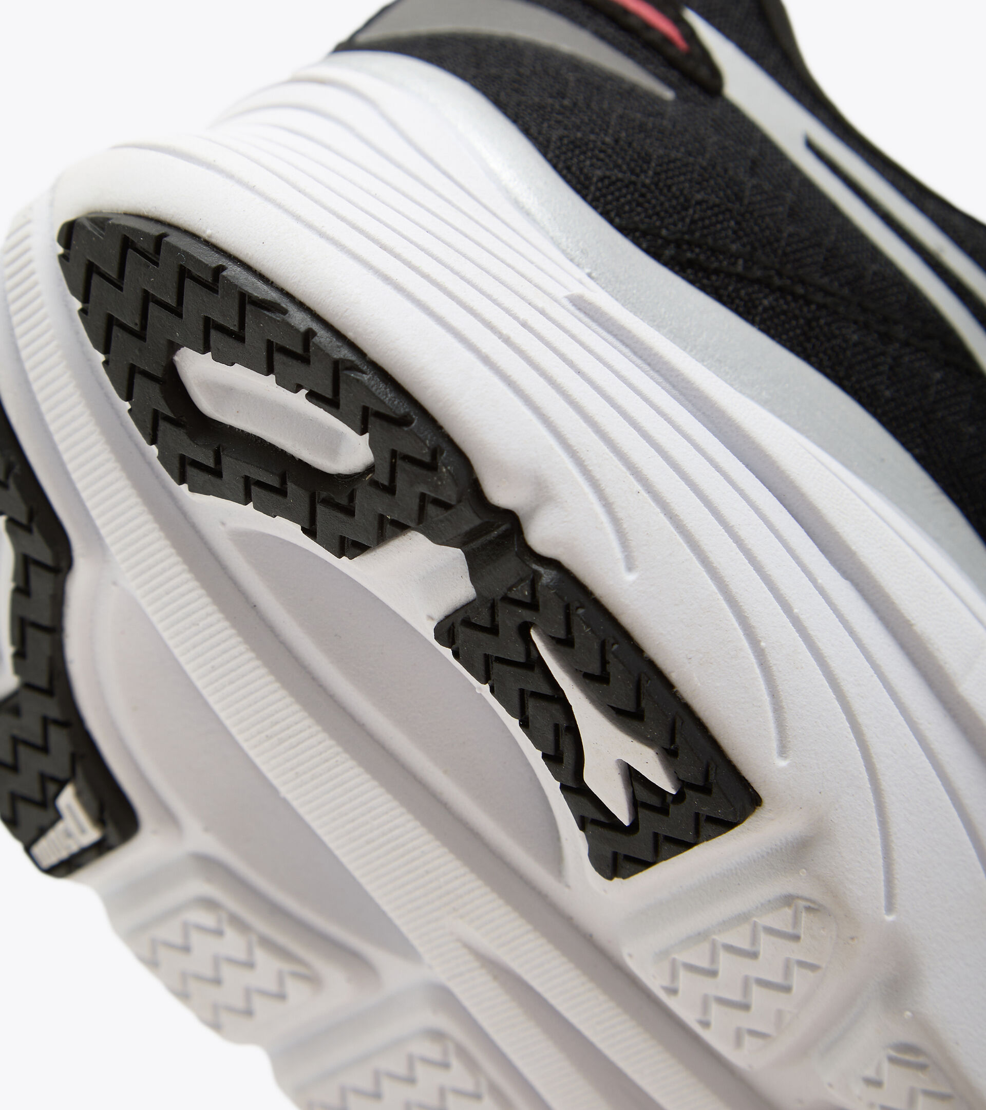 Running Shoes - Woman EQUIPE NUCLEO W BLACK/SILVER/WHITE - Diadora