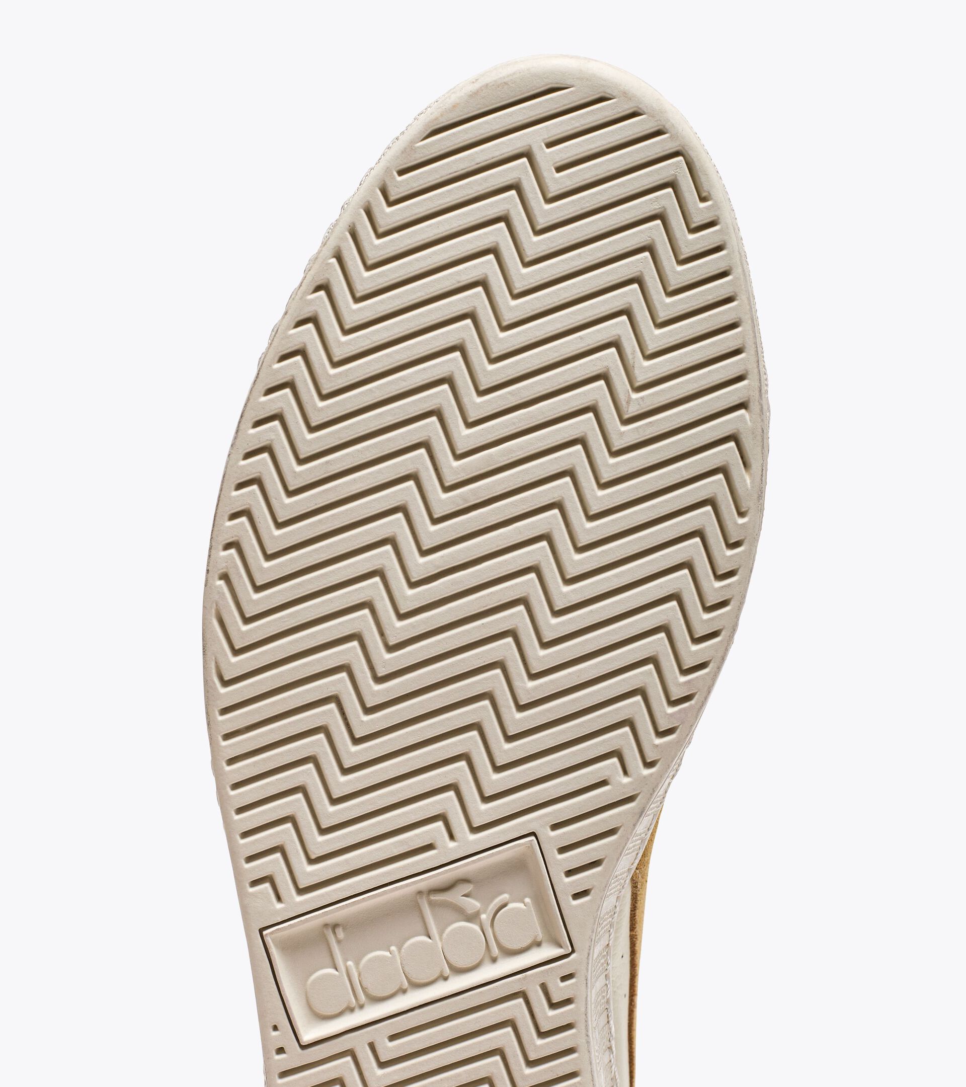 Sporty sneakers - All-Gender GAME L LOW WAXED SUEDE POP WHITE/LATTE - Diadora