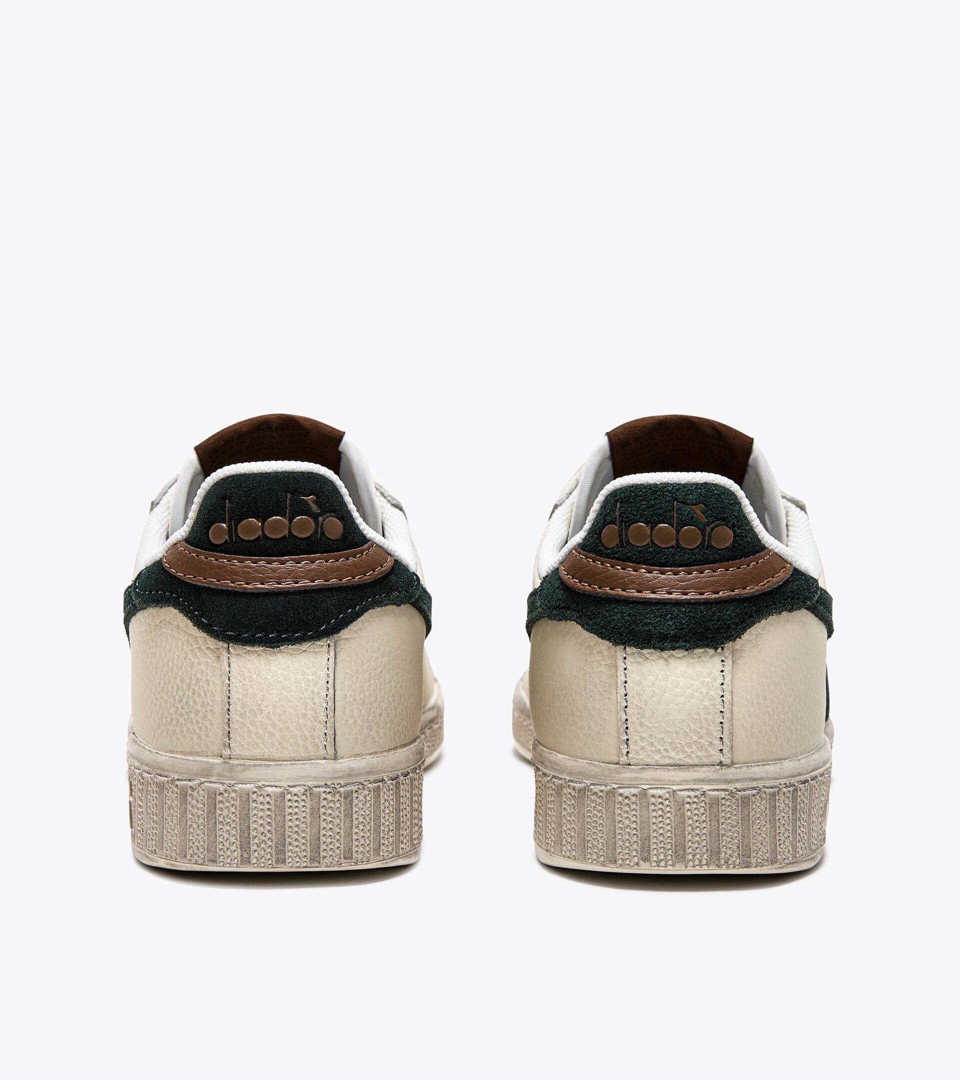 Sporty sneakers - All-Gender GAME L LOW WAXED SUEDE POP SCARAB - Diadora