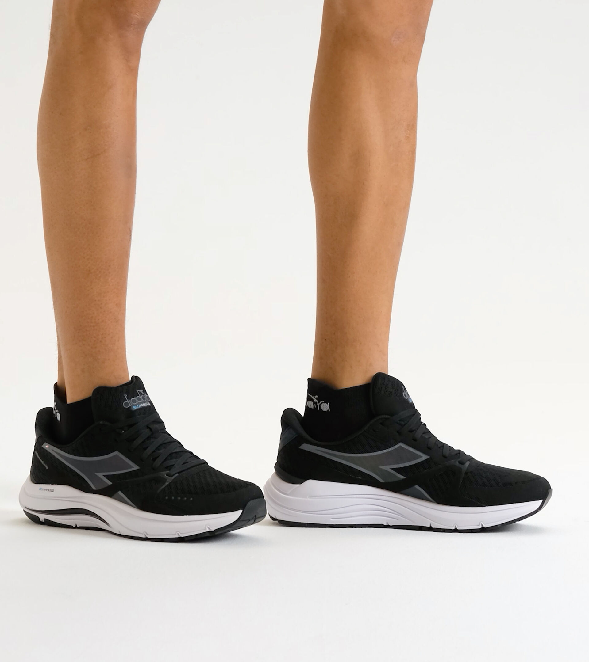 Running shoes - Men MYTHOS BLUSHIELD 8 VORTICE HIP BLACK/WHITE (C7406) - Diadora