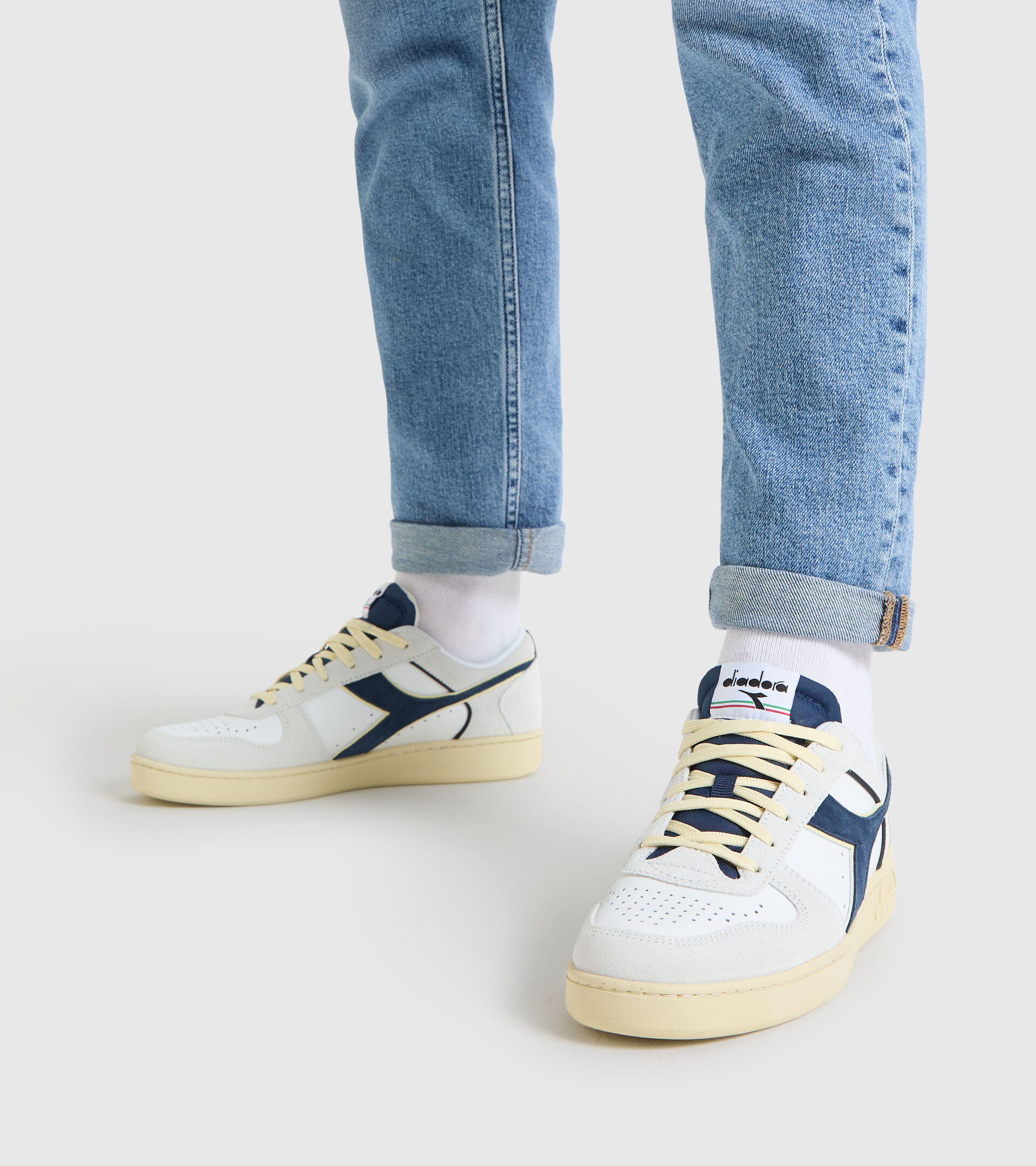 Sporty sneakers - Unisex MAGIC BASKET LOW SUEDE LEATHER WHITE /BLUE CASPIAN SEA - Diadora