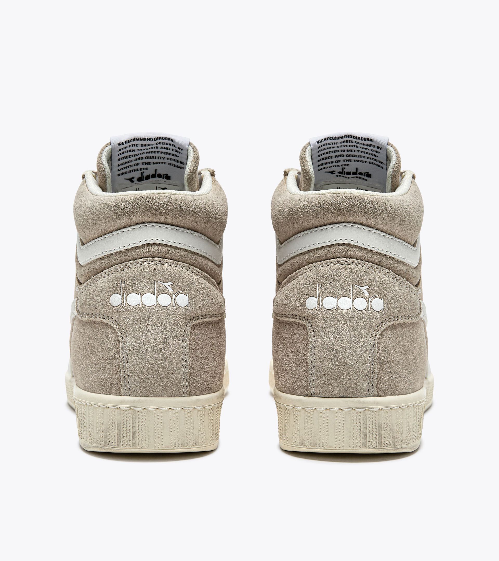 Sporty sneakers - All-Gender GAME L HIGH SUEDE WAXED GRAY SILVER - Diadora