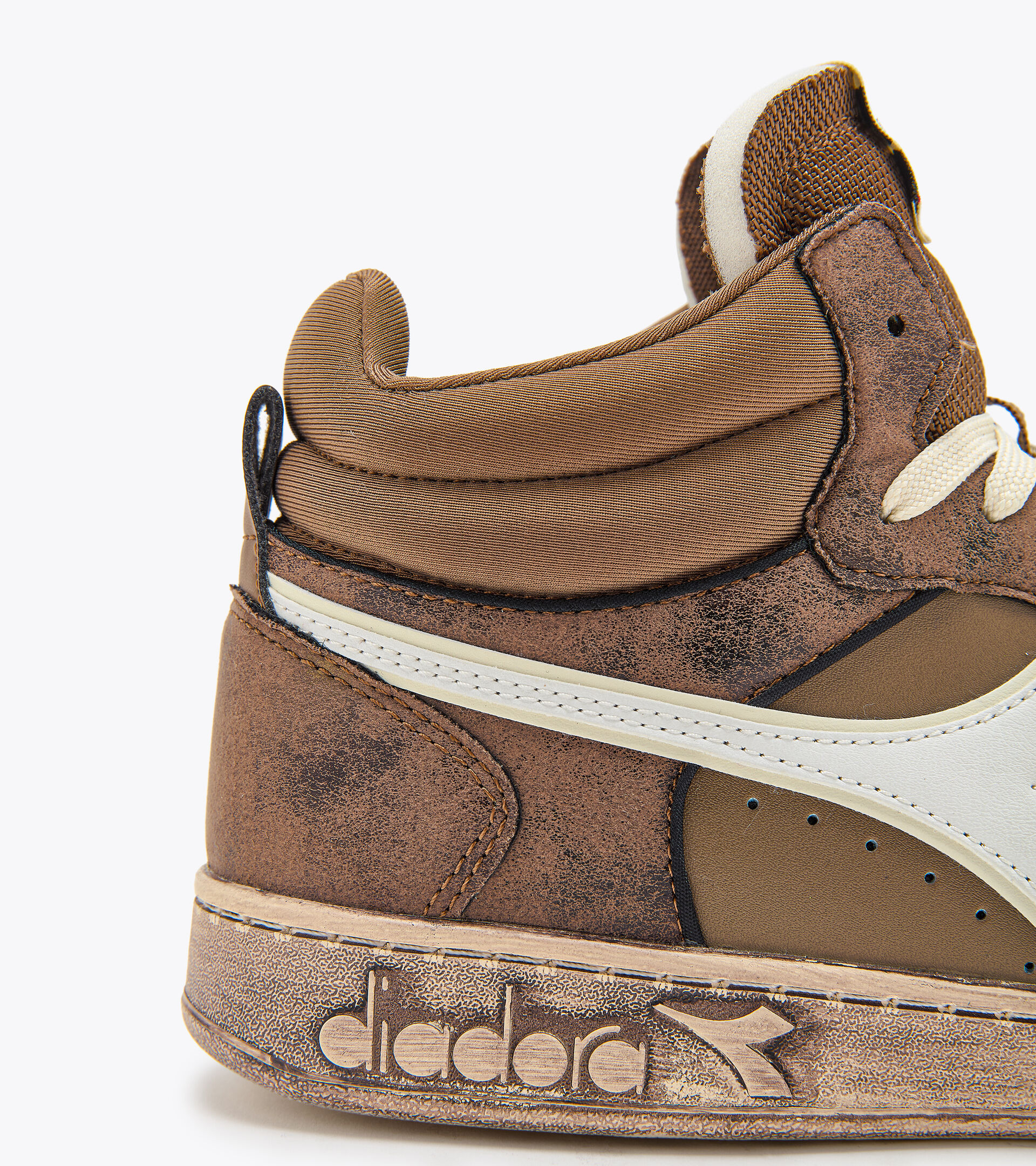 Chaussures de sport - Unisexe MAGIC BASKET DEMI STAINED MRRN COCOA CREME/BLC  IMMACULE - Diadora