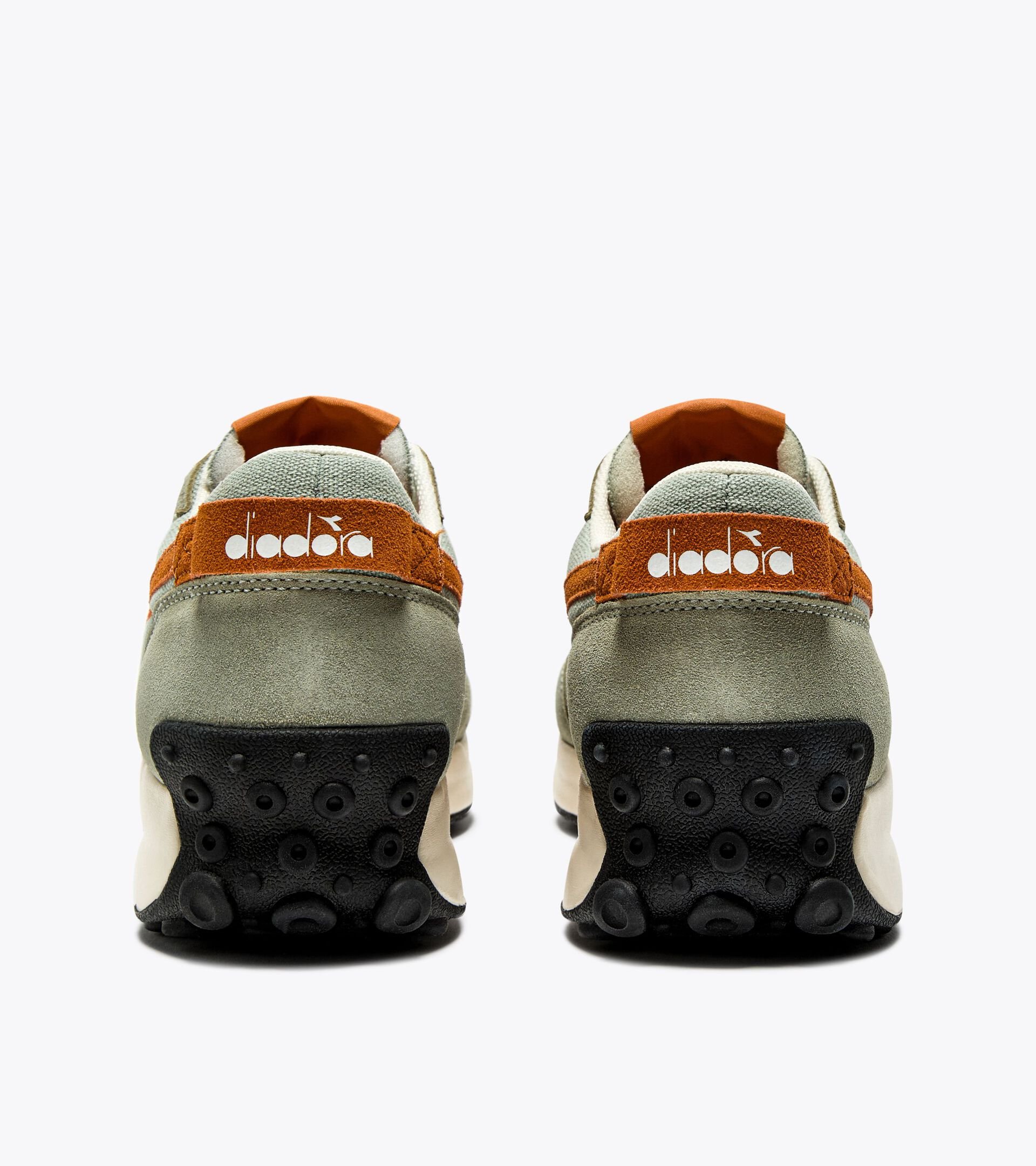 Sporty sneakers - All-Gender RACE SUEDE SW DESERT SAGE/AUTUMN MAPLE - Diadora
