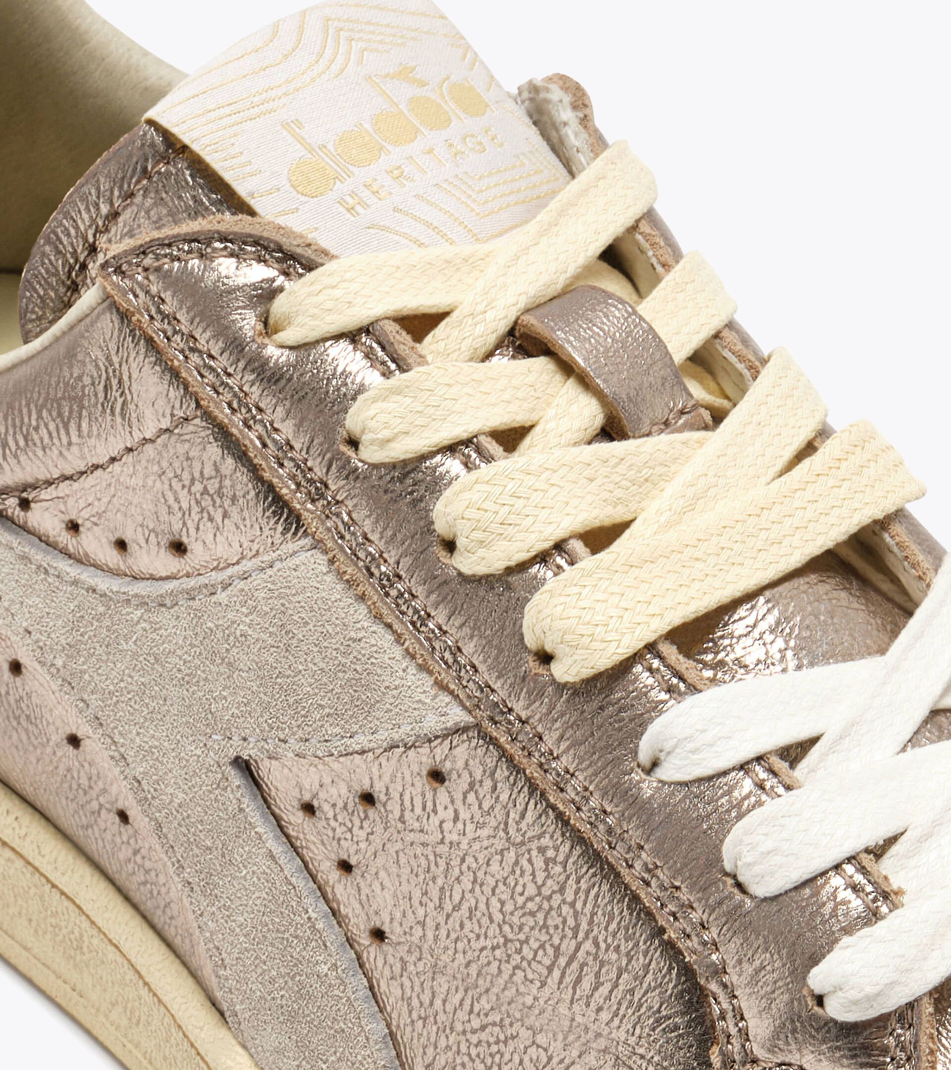 Zapatilla Heritage de piel metalizada - Para todos los g&eacute;neros
 PRESTIGE METAL USED BEIGE/BIANCO - Diadora