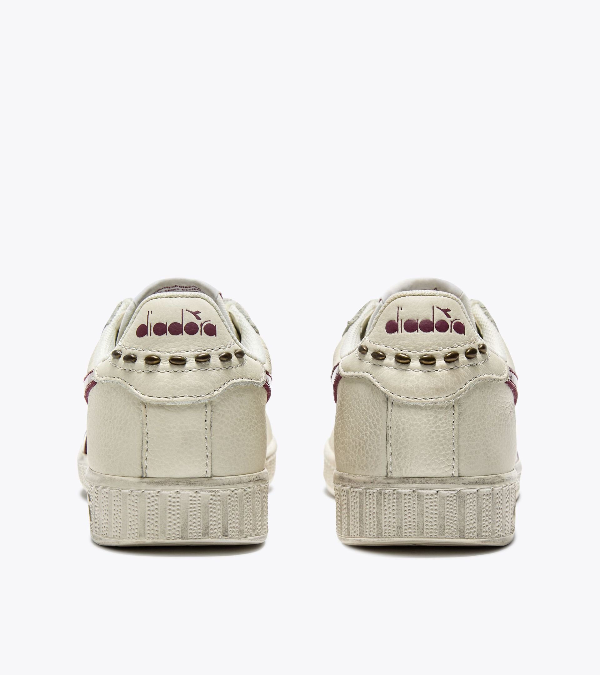 Leather sports sneakers - Women’s
GAME L LOW WAXED STUDS WN POMEGRANATE - Diadora