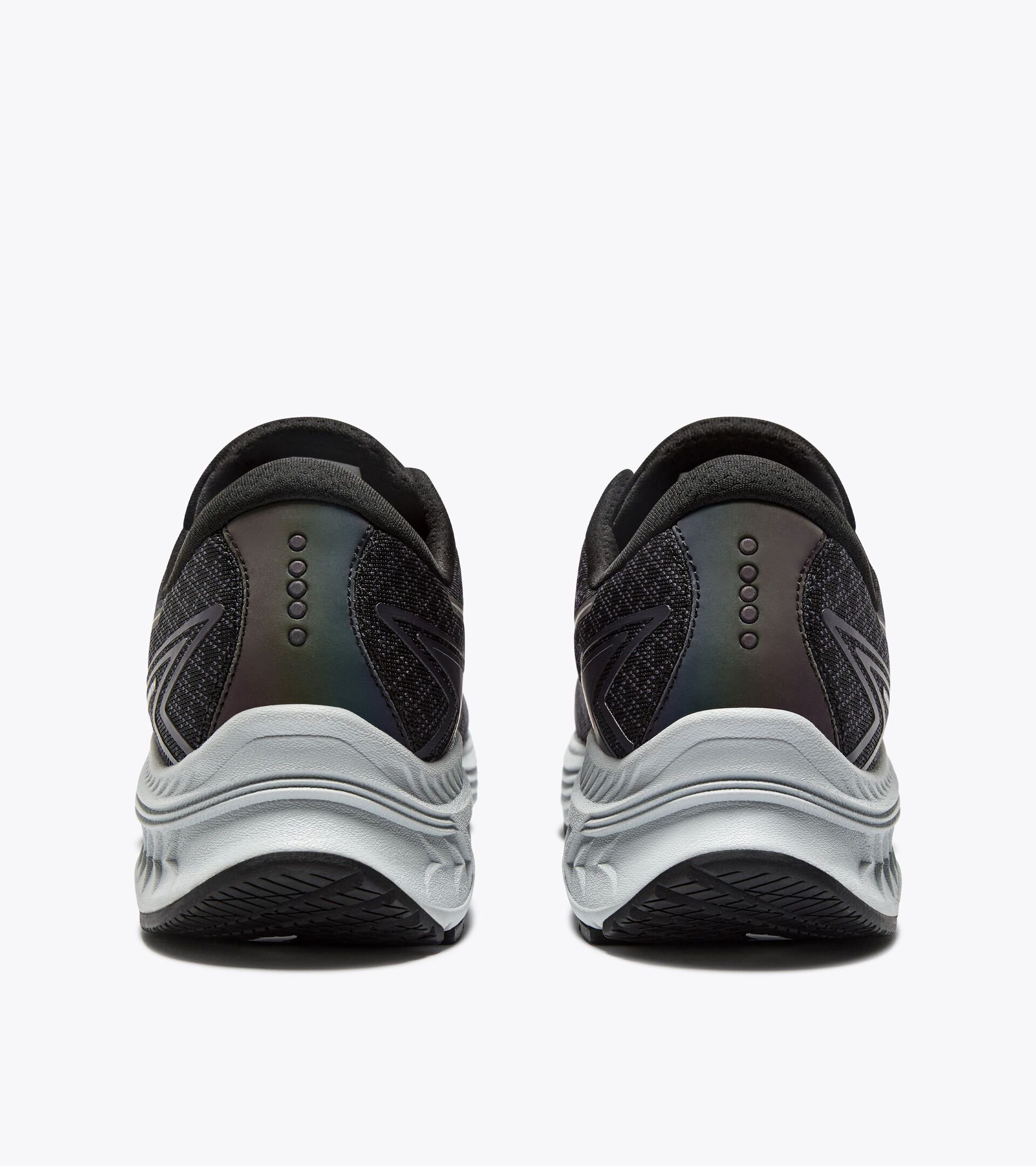 Running shoe with reflective details - Cushioning and protection - Women’s
MYTHOS BLUSHIELD 10 VORTICE HIP W BLACK/GLACIER GRAY - Diadora
