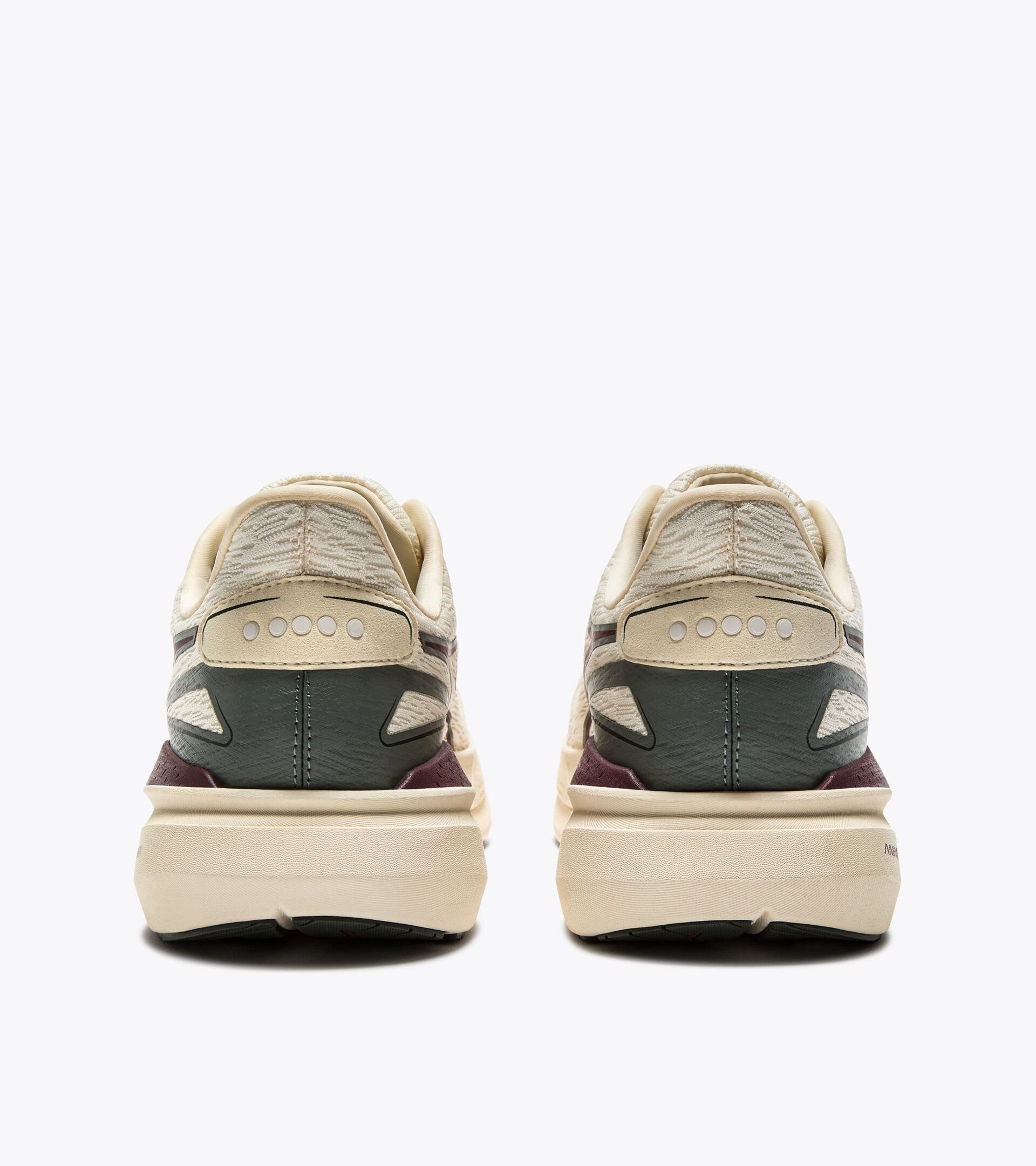 Zapatilla de running - Comodidad y estabilidad - Hombre NUCLEO 2 WHISPER WHITE/MAROON BANNER - Diadora