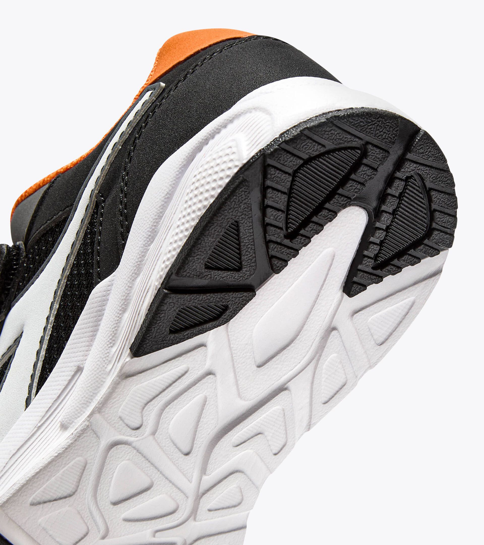 Junior running shoe - All-Gender FALCON 5 JR V BLACK/WHITE/ORANGE - Diadora