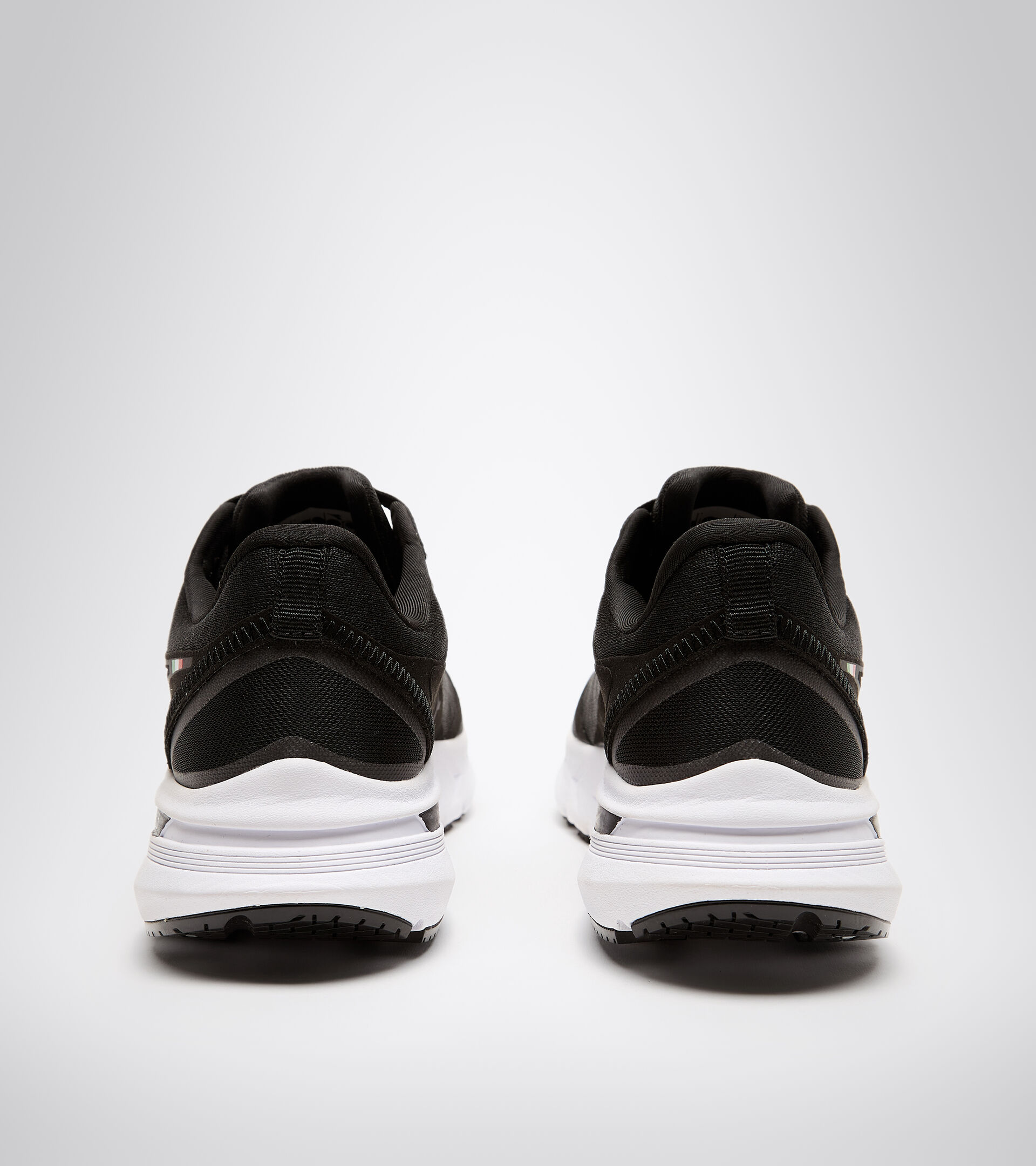 Running shoes - Women MYTHOS BLUSHIELD VOLO HIP 2 W BLACK/BLACK - Diadora