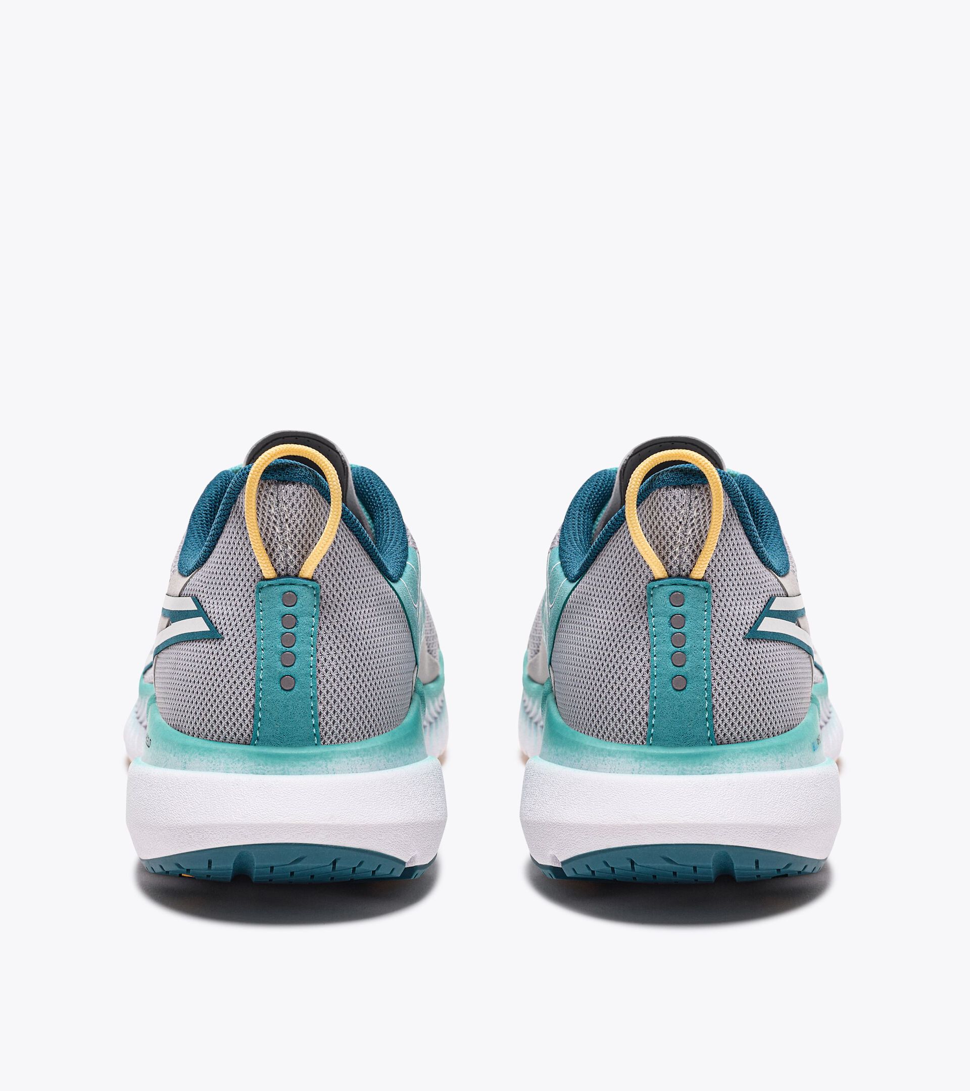Running shoe - Stability and lightness - Donna
MYTHOS BLUSHIELD VOLO 4 W SILVER DD/DUSTY TURQUOISE - Diadora