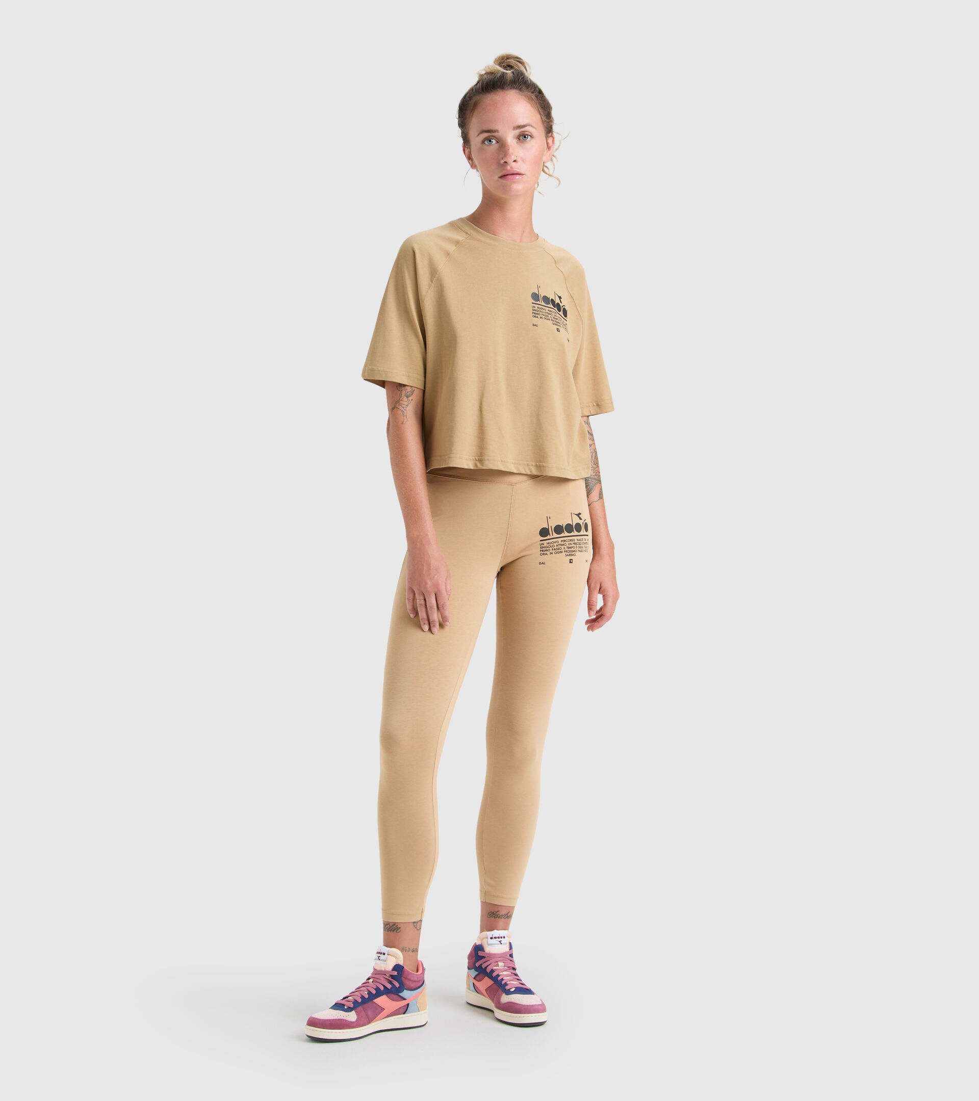 Camiseta de algodón - Mujer L. T-SHIRT SS  MANIFESTO BEIGE DORADO - Diadora