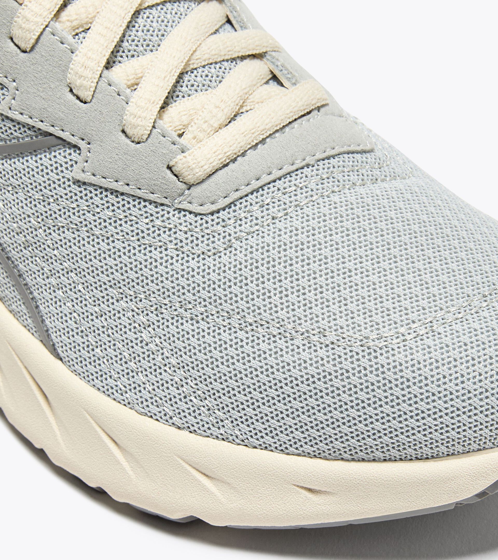 Zapatilla para caminar - Mujer
 PASSO 4 W PLATA DD/BLANCA MURMURAR - Diadora