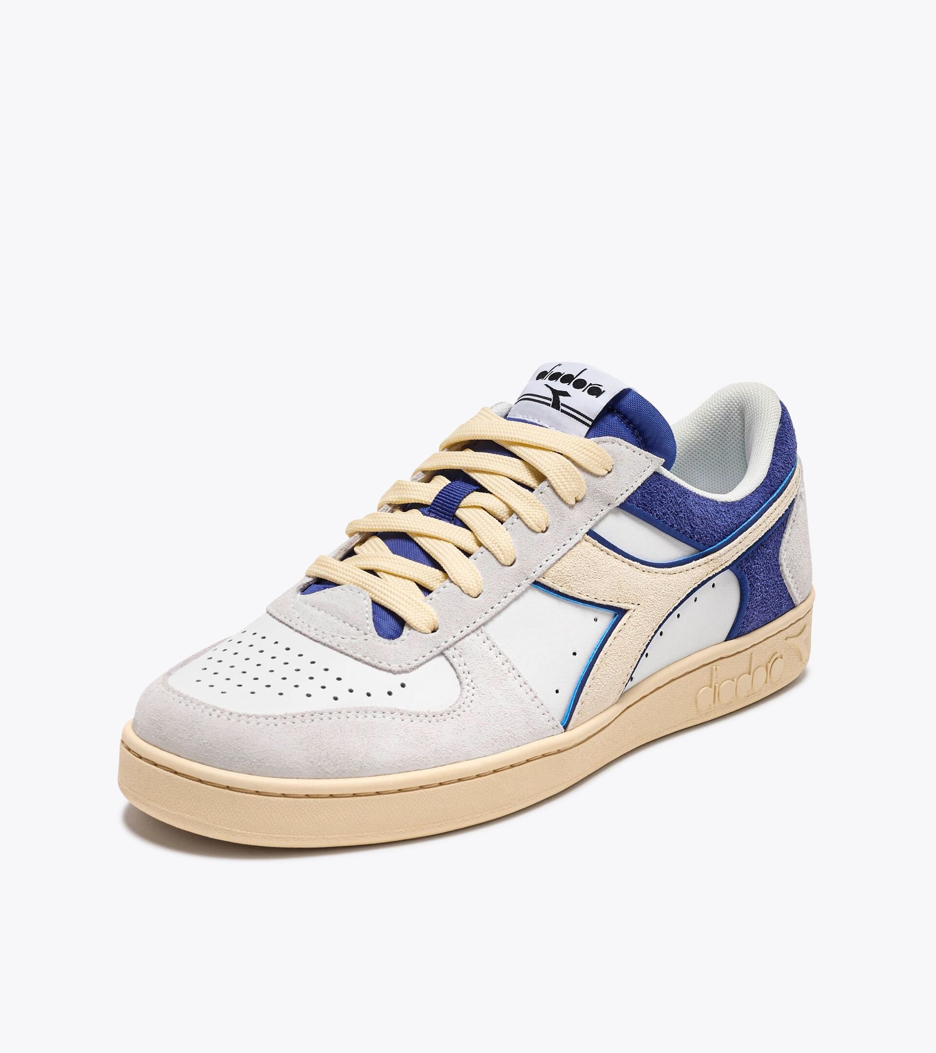 Sporty sneakers - Gender neutral MAGIC BASKET LOW SUEDE LEATHER WHITE/BLUE EYES - Diadora