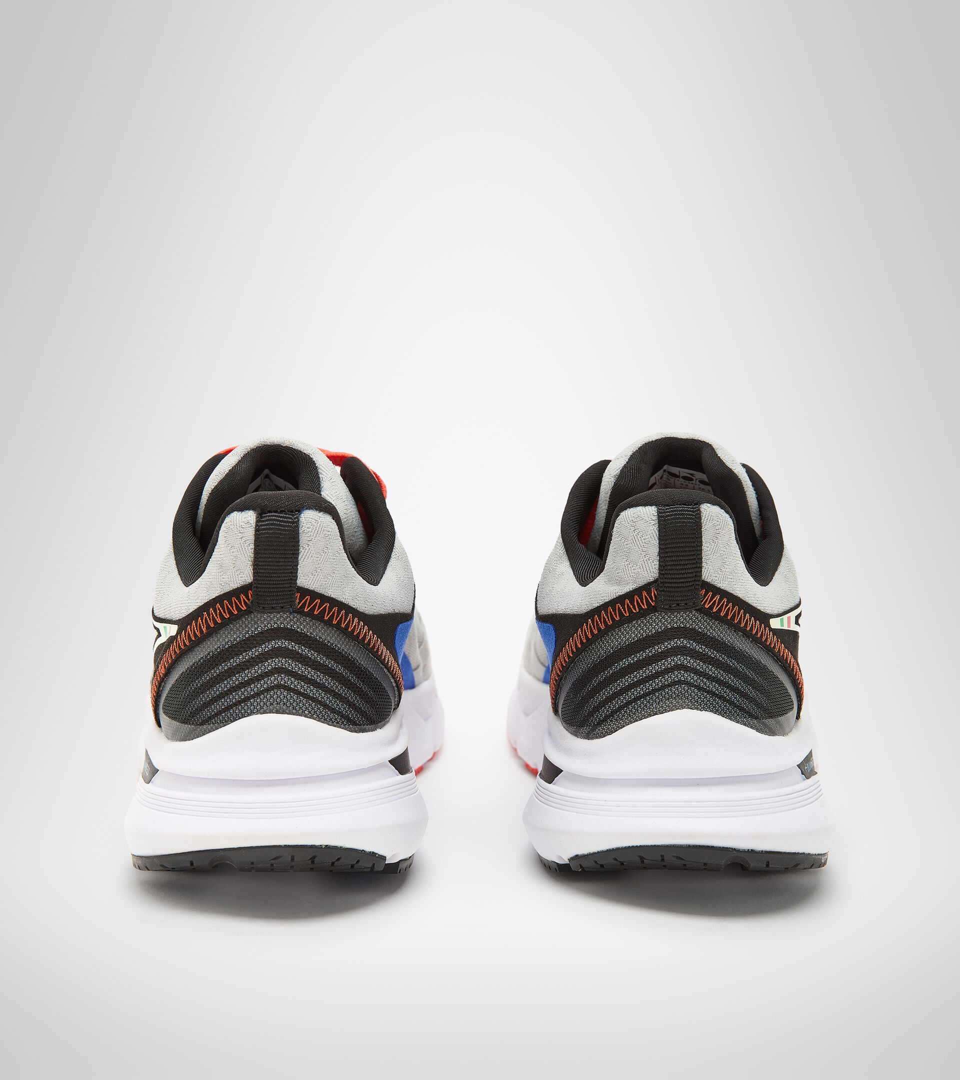 Running shoes - Men MYTHOS BLUSHIELD VOLO 2 SILVER DD/BLACK/WHITE - Diadora