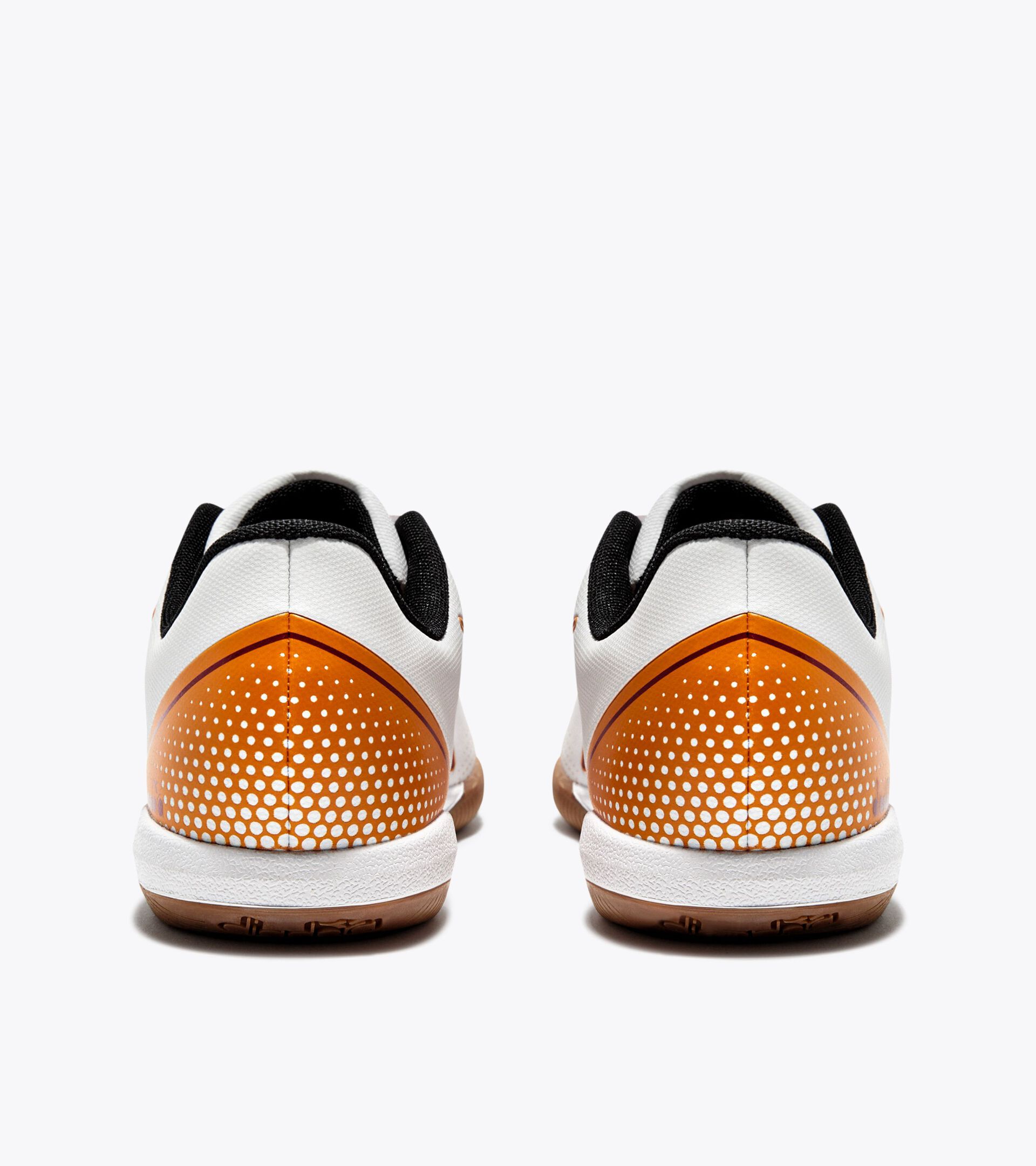 Indoor court calcio boots - Men’s
PICHICHI 7 IDR WHITE/CHILI PEPPER/RUSSET ORANGE - Diadora