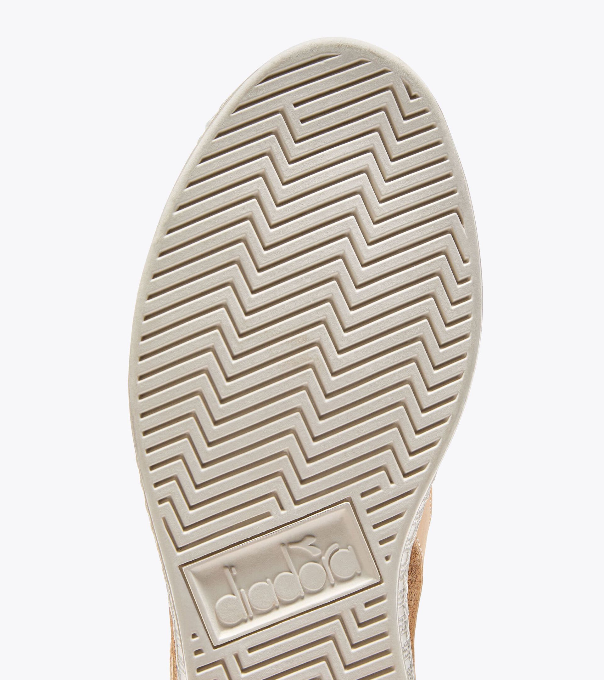 Sporty sneakers - All-Gender GAME LOW SUEDE WAXED BEIGE CLASSIC - Diadora