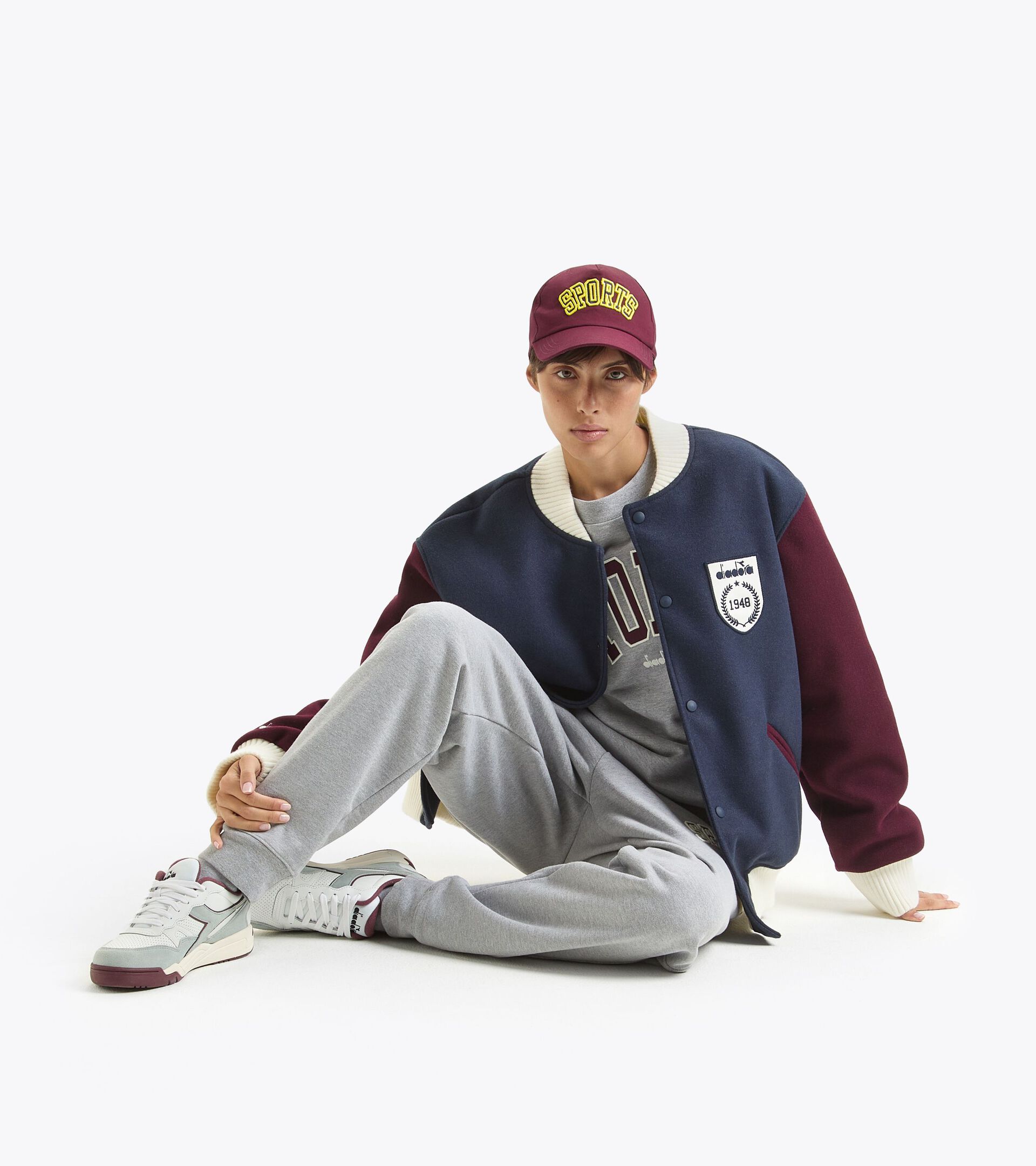 Chaqueta aislante - Made in Italy - Gender neutral
 JACKET VARSITY LEGACY OCEANO/VINO WINDSOR/BLC  VAINI - Diadora