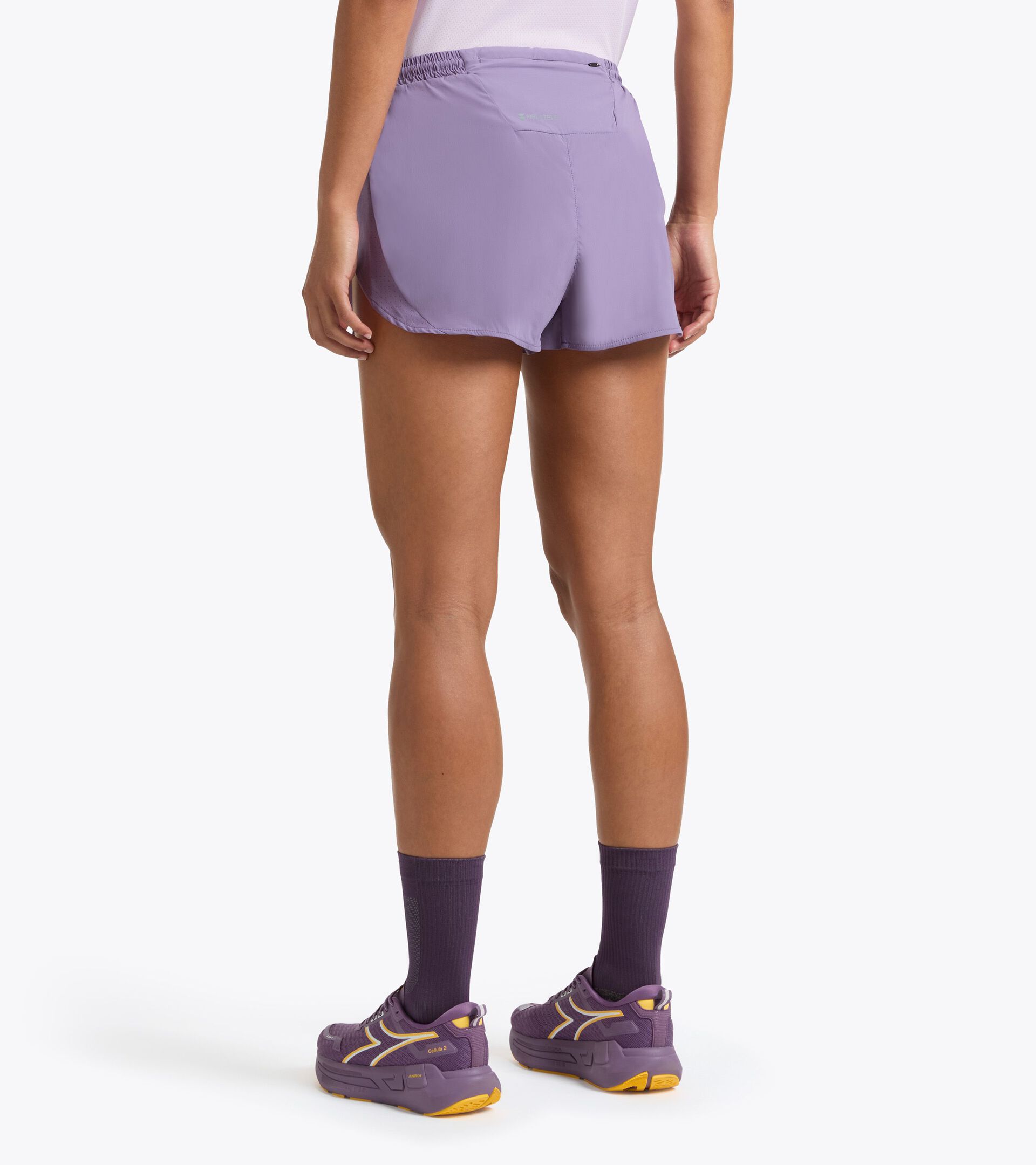 Pantalones cortos 2,5&rsquo;&rsquo; con abertura FIBRAZERO  - Running - Mujer
 L. SPLIT SHORT 2.5 SUPER LIGHT FIBRAZERO COMPOTA DE UVA - Diadora