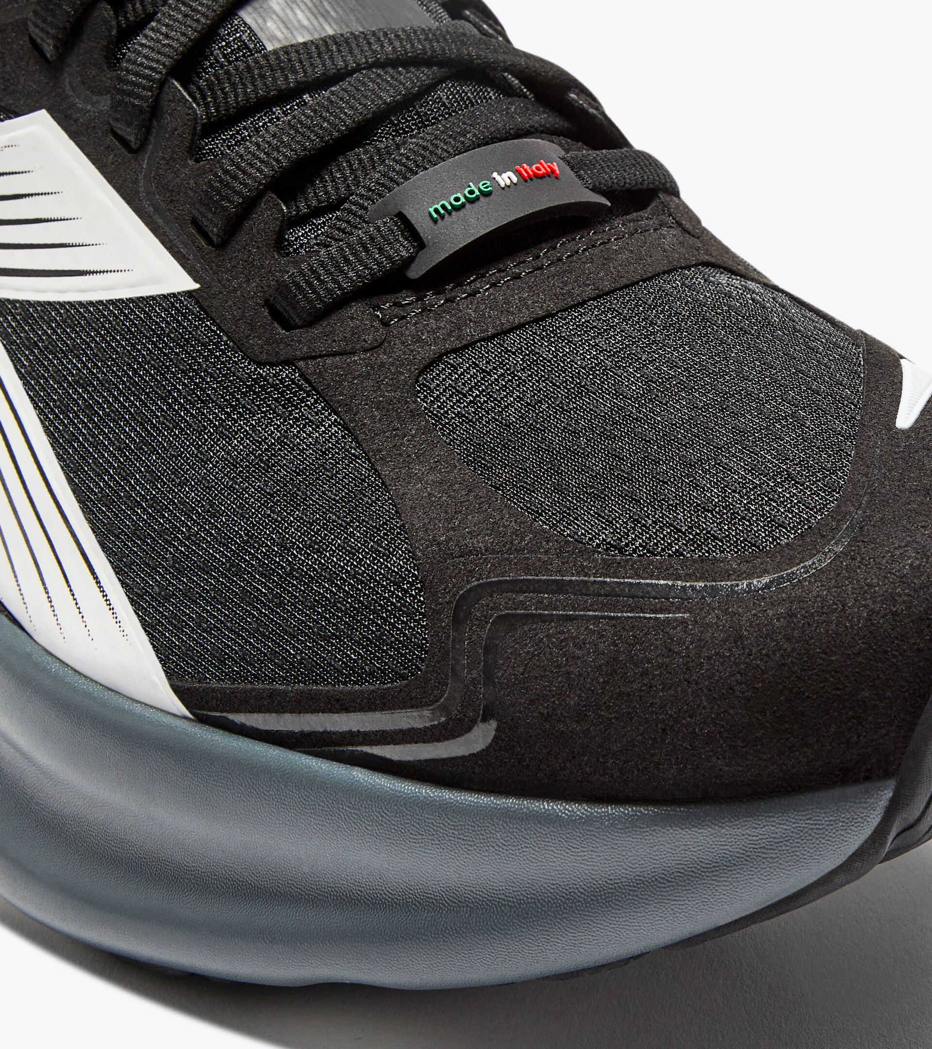 Made in Italy running shoe - Lightness and cushioning - All-Gender ATOMO STAR BLACK/WHITE (C7406) - Diadora