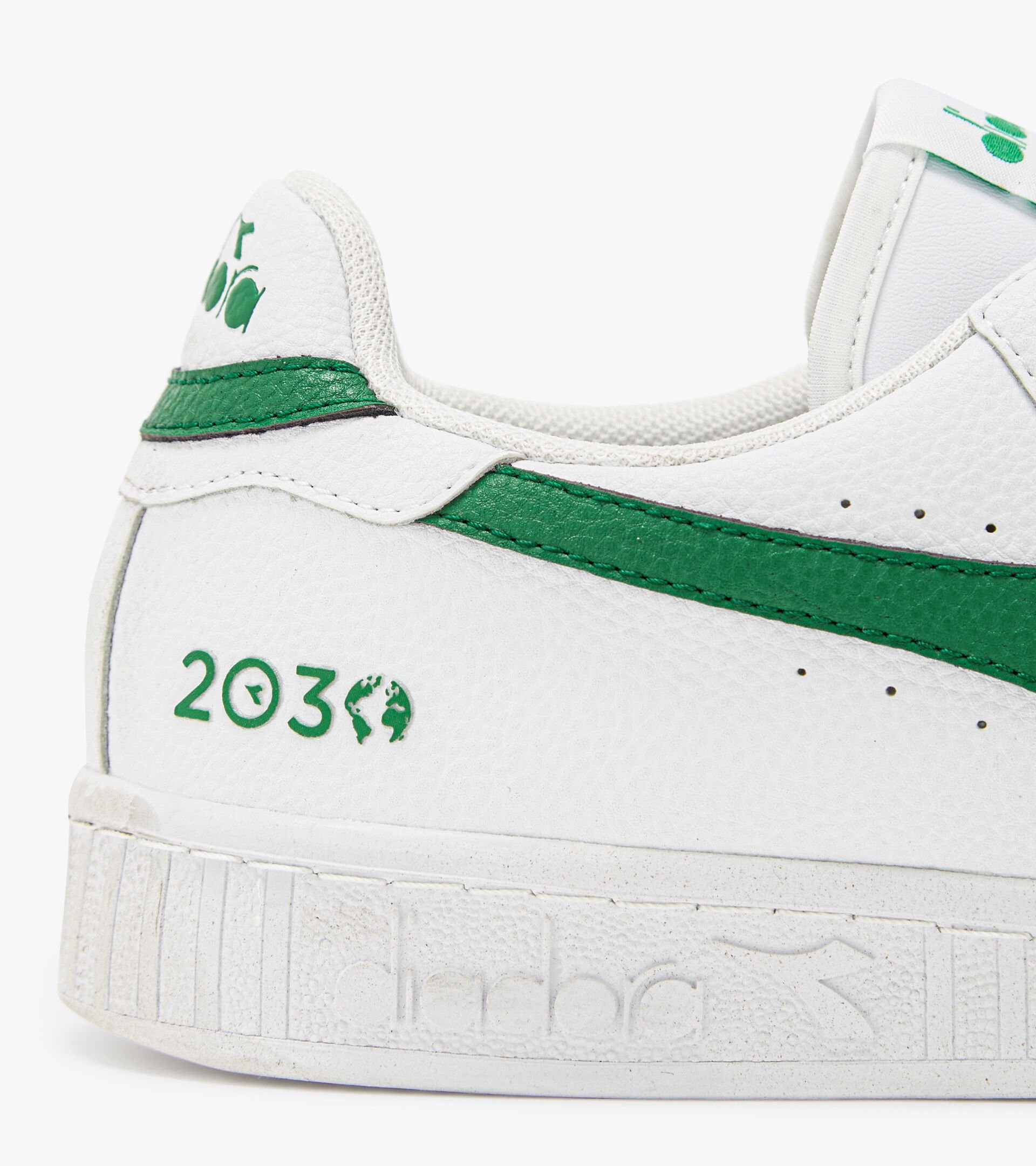Sporty sneakers - Unisex GAME L LOW 2030 WHITE/AMAZON - Diadora