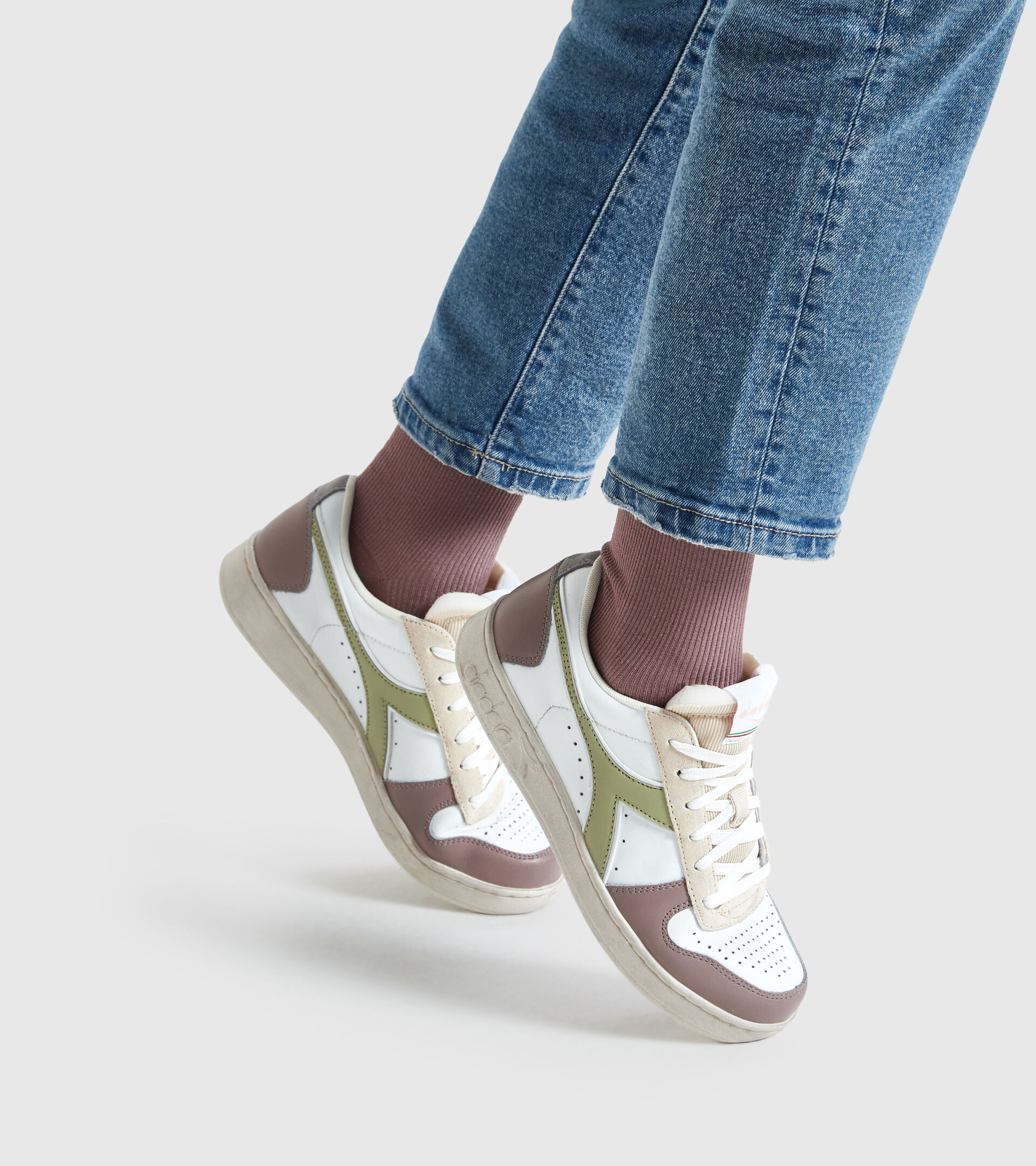 Sports shoes - Women MAGIC BASKET LOW ICONA WN WHITE/ANTLER/FLINT GRAY - Diadora
