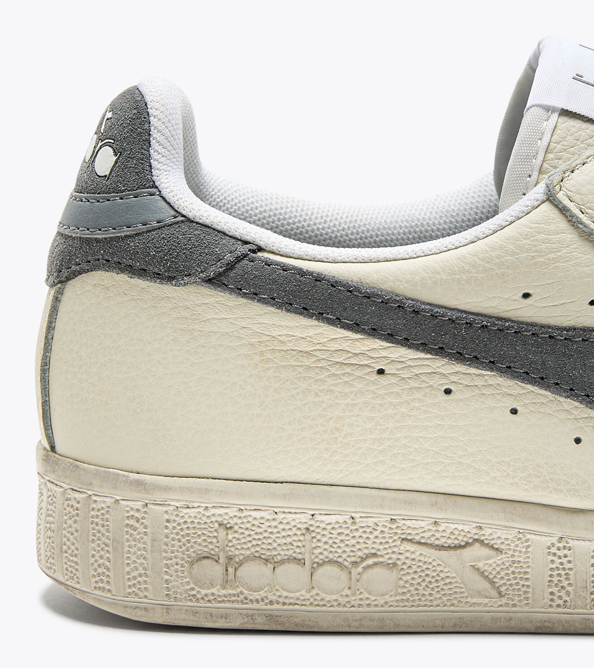 Sporty sneakers - Gender neutral GAME L LOW WAXED SUEDE POP WHITE/ULTIMATE GRAY - Diadora