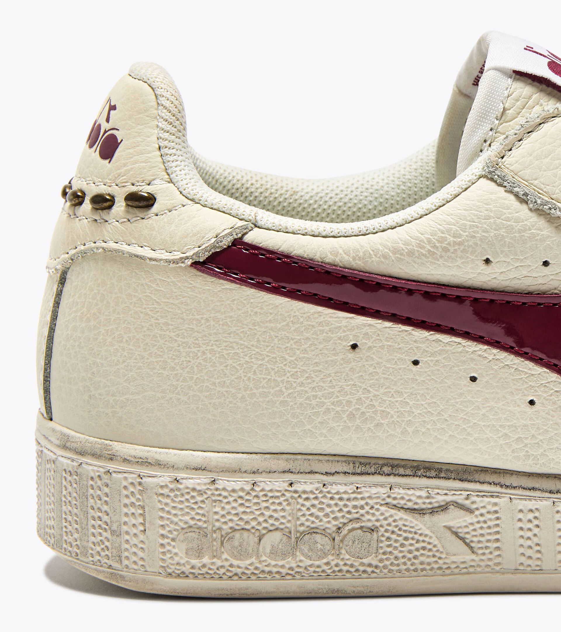 Zapatilla deportiva de piel - Mujer
GAME L LOW WAXED STUDS WN ROJO GRANADA - Diadora